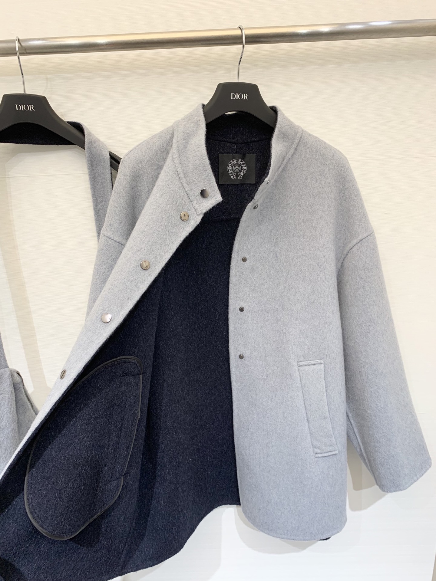 CH克罗心 25秋冬新款 配包包双面羊毛大衣 中长款版型单排扣 AB面双色效果 佩戴包包点缀牛仔logo