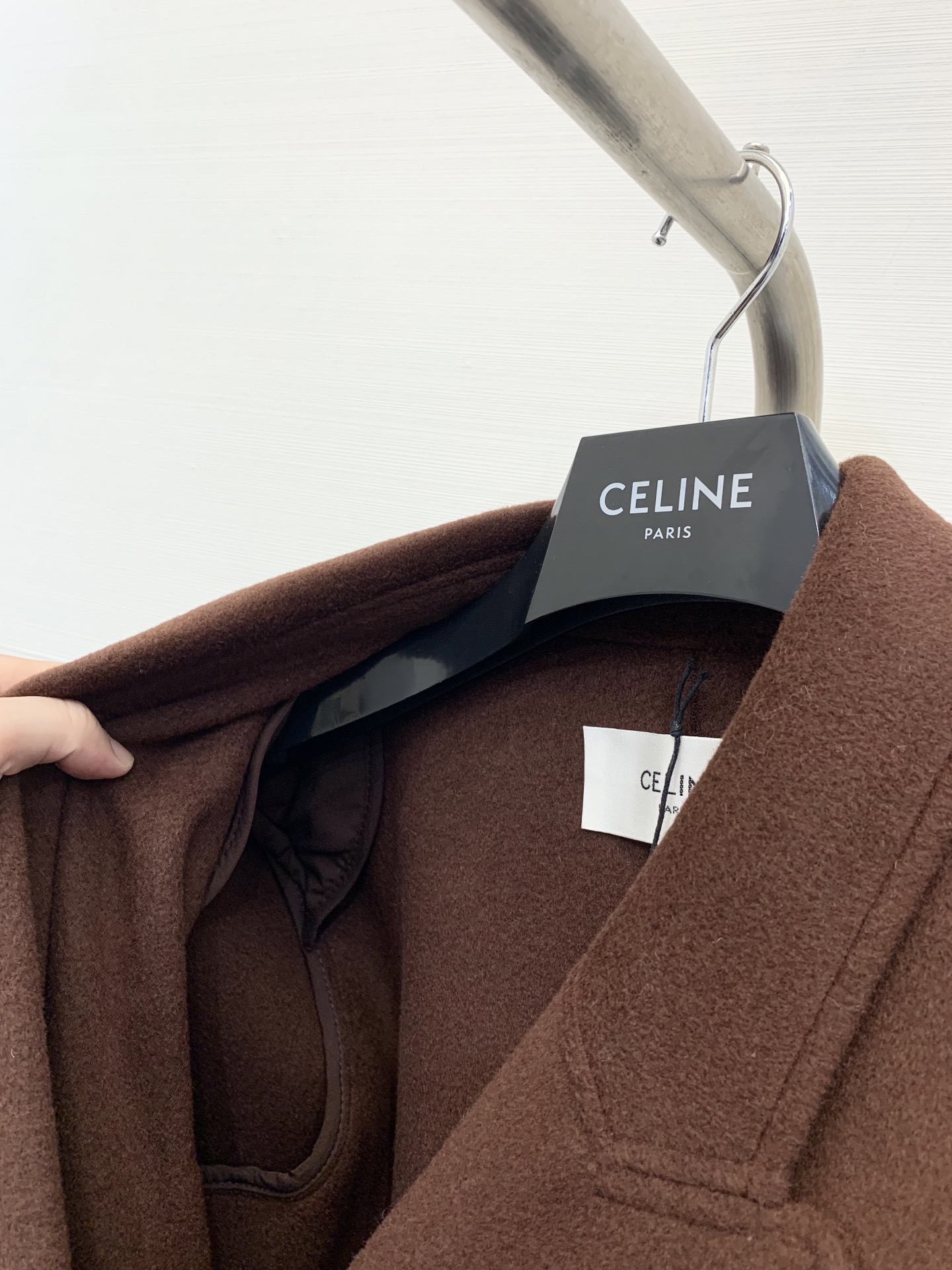 Celine 美拉德穿搭 咖红色正肩直筒羊绒大衣 采用10%羊绒90%羊毛面料 垫肩设计修饰肩型 气场全