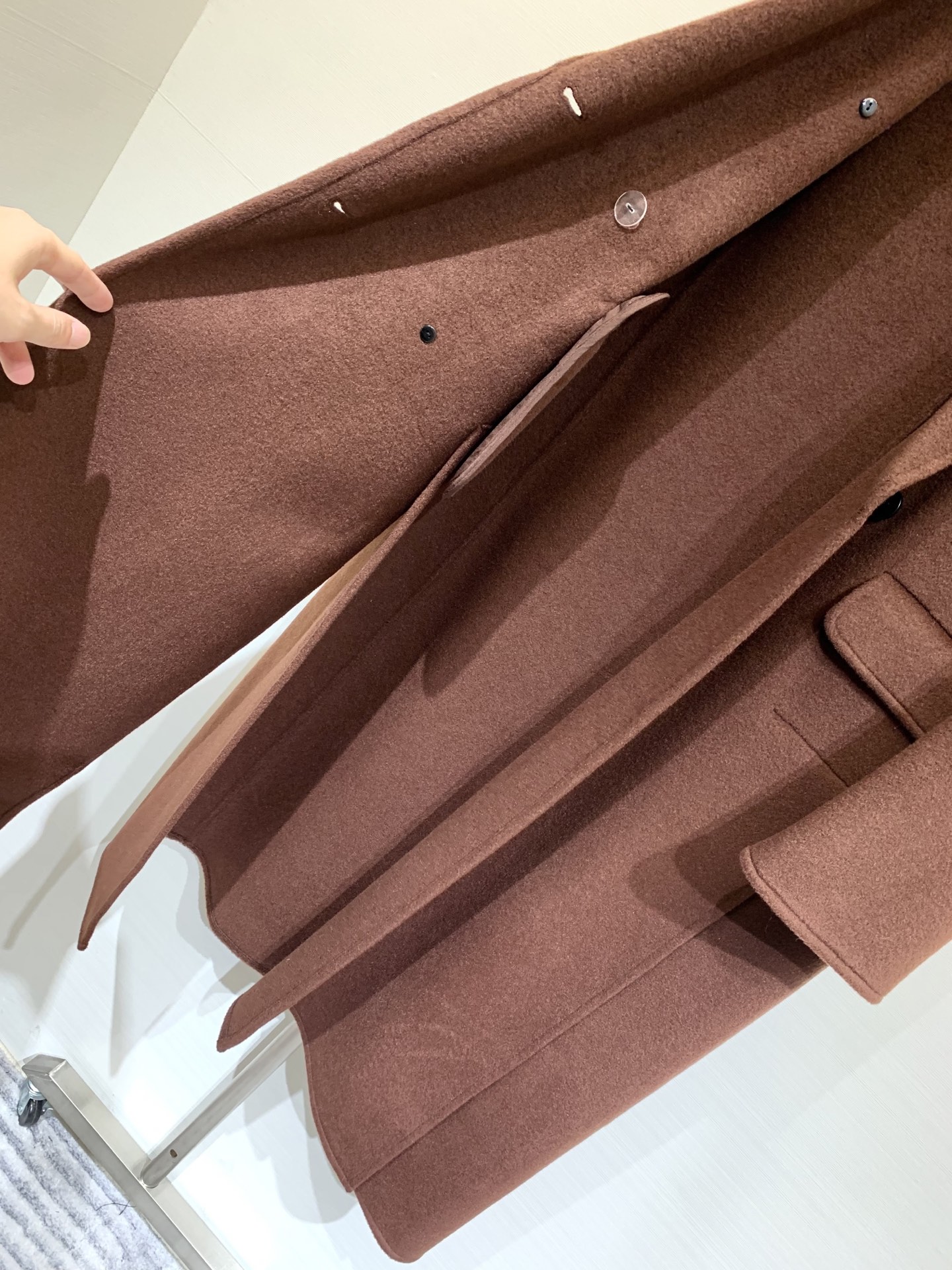 Celine 美拉德穿搭 咖红色正肩直筒羊绒大衣 采用10%羊绒90%羊毛面料 垫肩设计修饰肩型 气场全