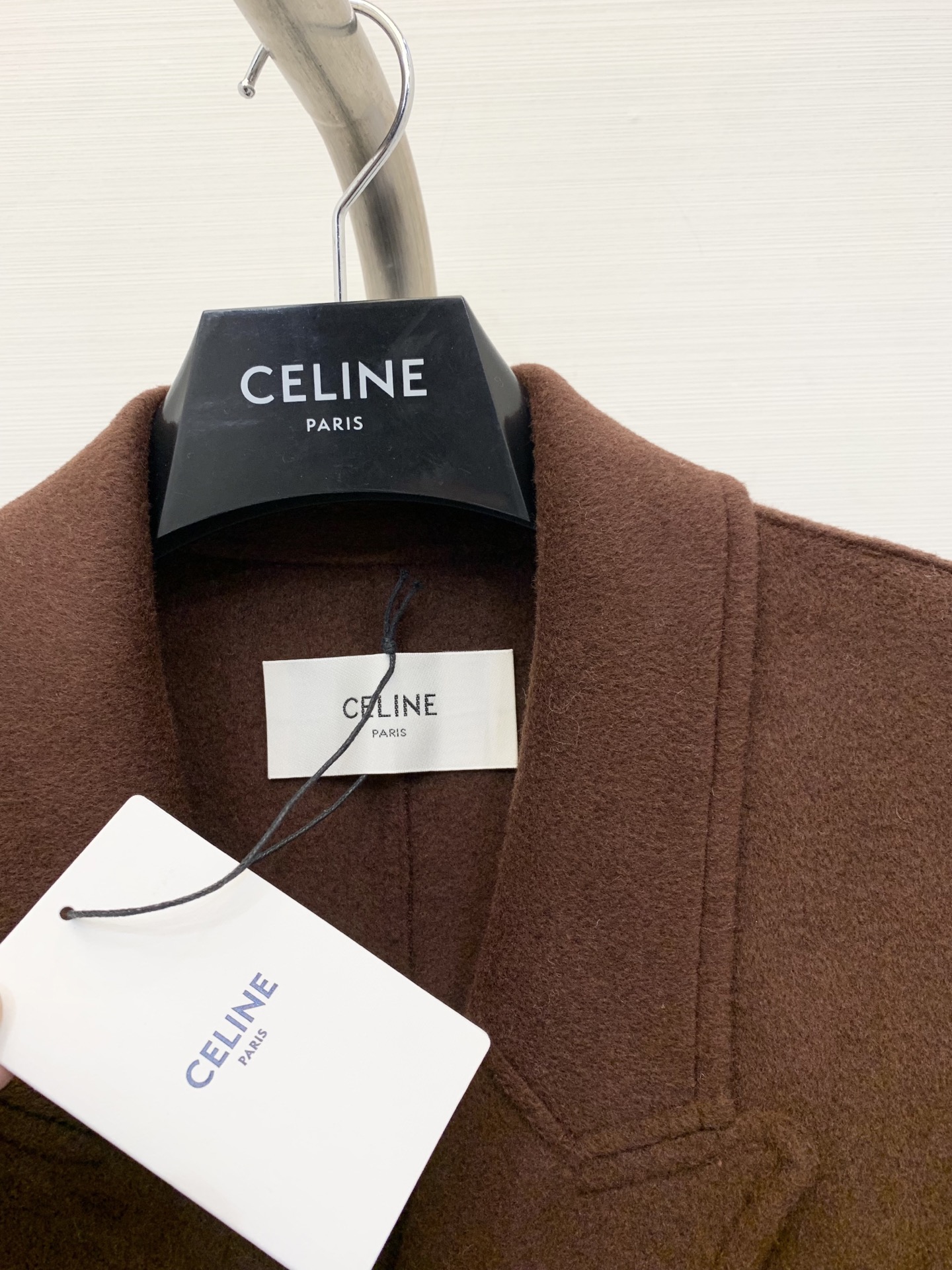 Celine 美拉德穿搭 咖红色正肩直筒羊绒大衣 采用10%羊绒90%羊毛面料 垫肩设计修饰肩型 气场全