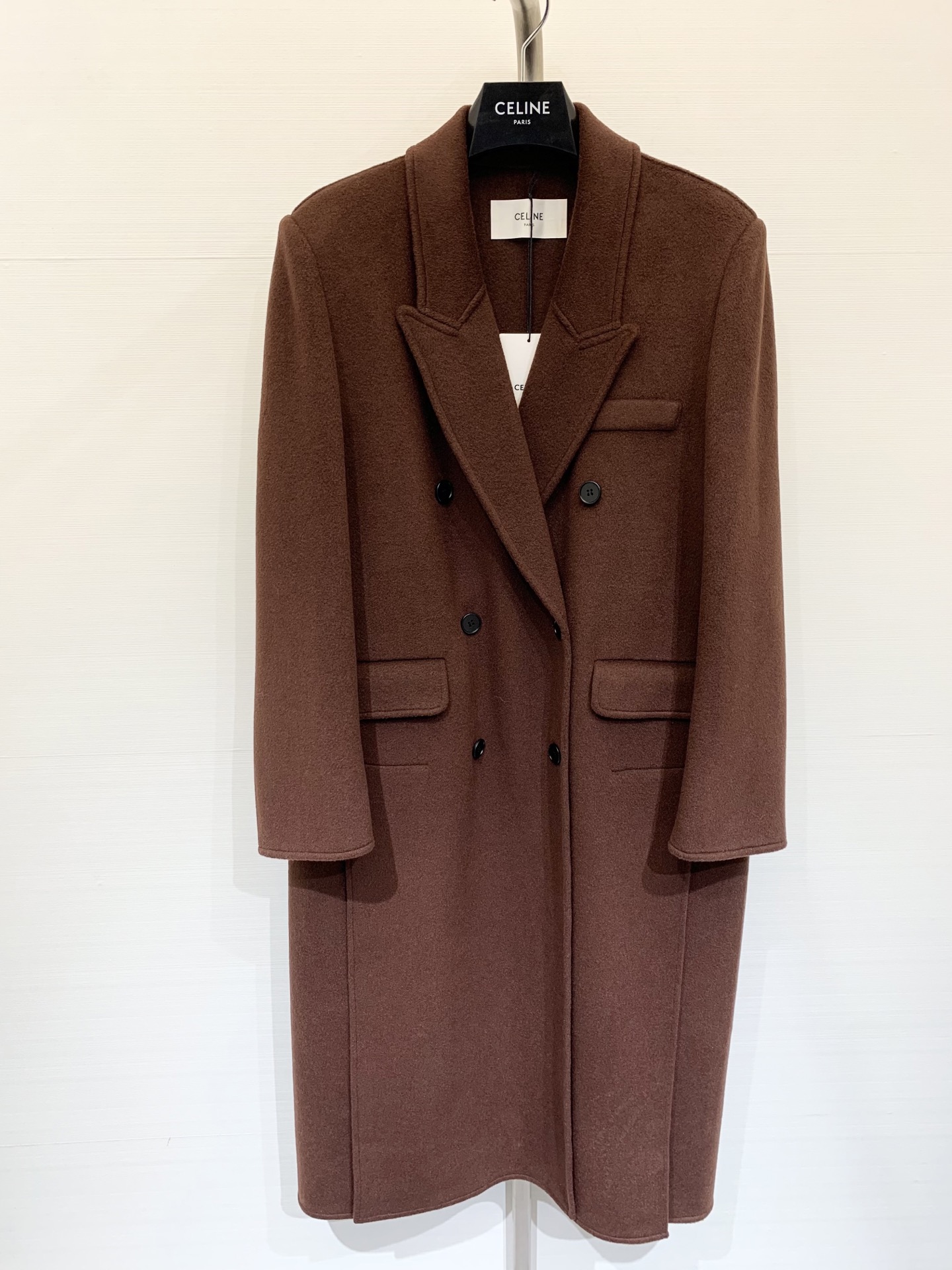 NO:500111,With dust bag Celine Maillard outfit, red straight cashmere coat with 10 cashmere 90 wool fabric, shoulder pad design to modify the shoulder shape, full aura, multiple pieces of hem are not monotonous, soft and glutinous, super positive color, a noble high-end coat, a must-have for white and rich beauty, sml, celine, alexander wang19860909配防尘袋Celine 美拉德穿搭 咖红色正肩直筒羊绒大衣 采用10羊绒90羊毛面料 垫肩设计修饰肩型 气场全开 下摆多片拼接工艺不单调 手感软糯糯的 颜色超正 一款显贵气的高级感大衣 白富美必备 码数sml,,celine,alexander wang,Women's clothing