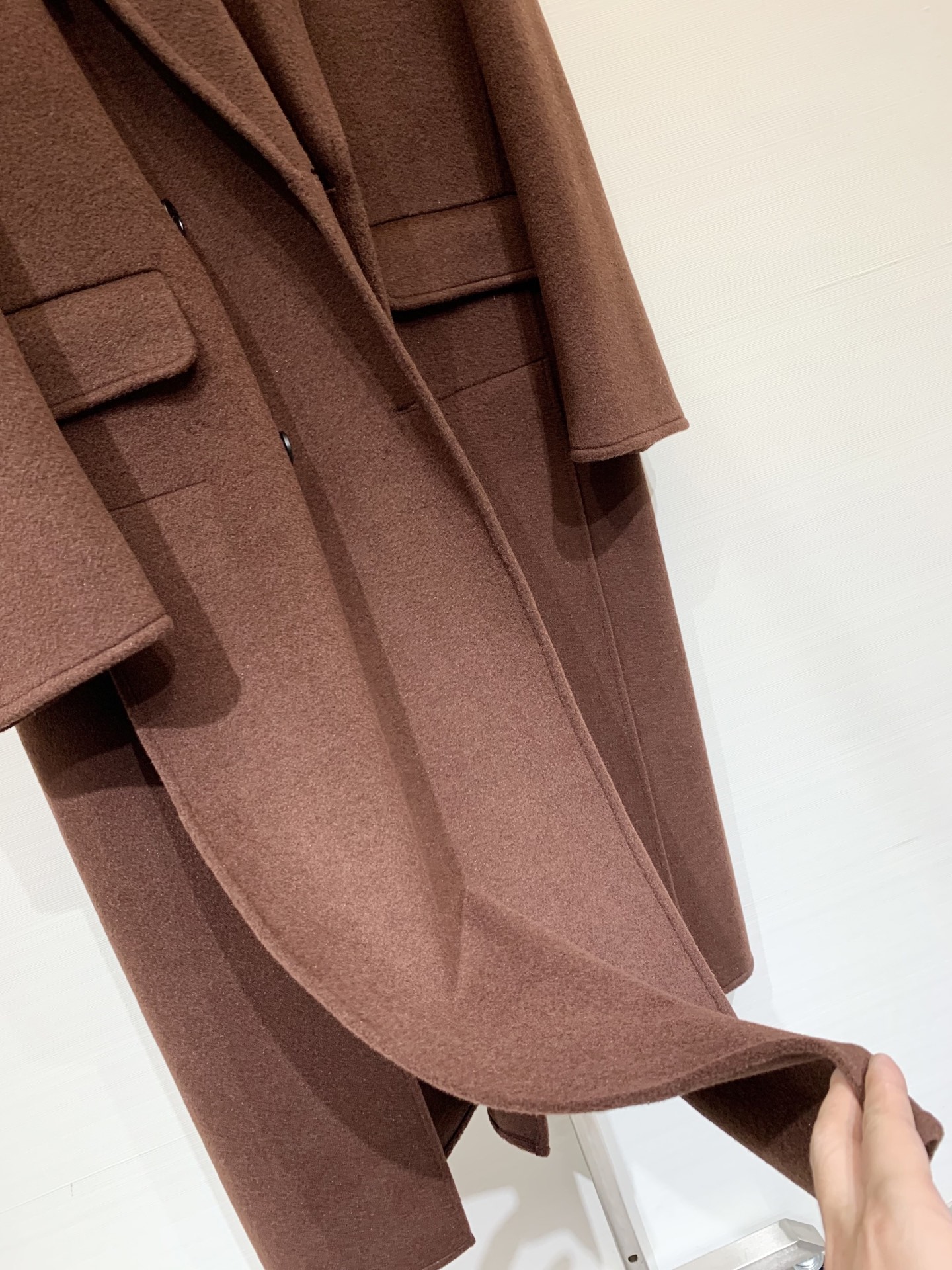 Celine 美拉德穿搭 咖红色正肩直筒羊绒大衣 采用10%羊绒90%羊毛面料 垫肩设计修饰肩型 气场全