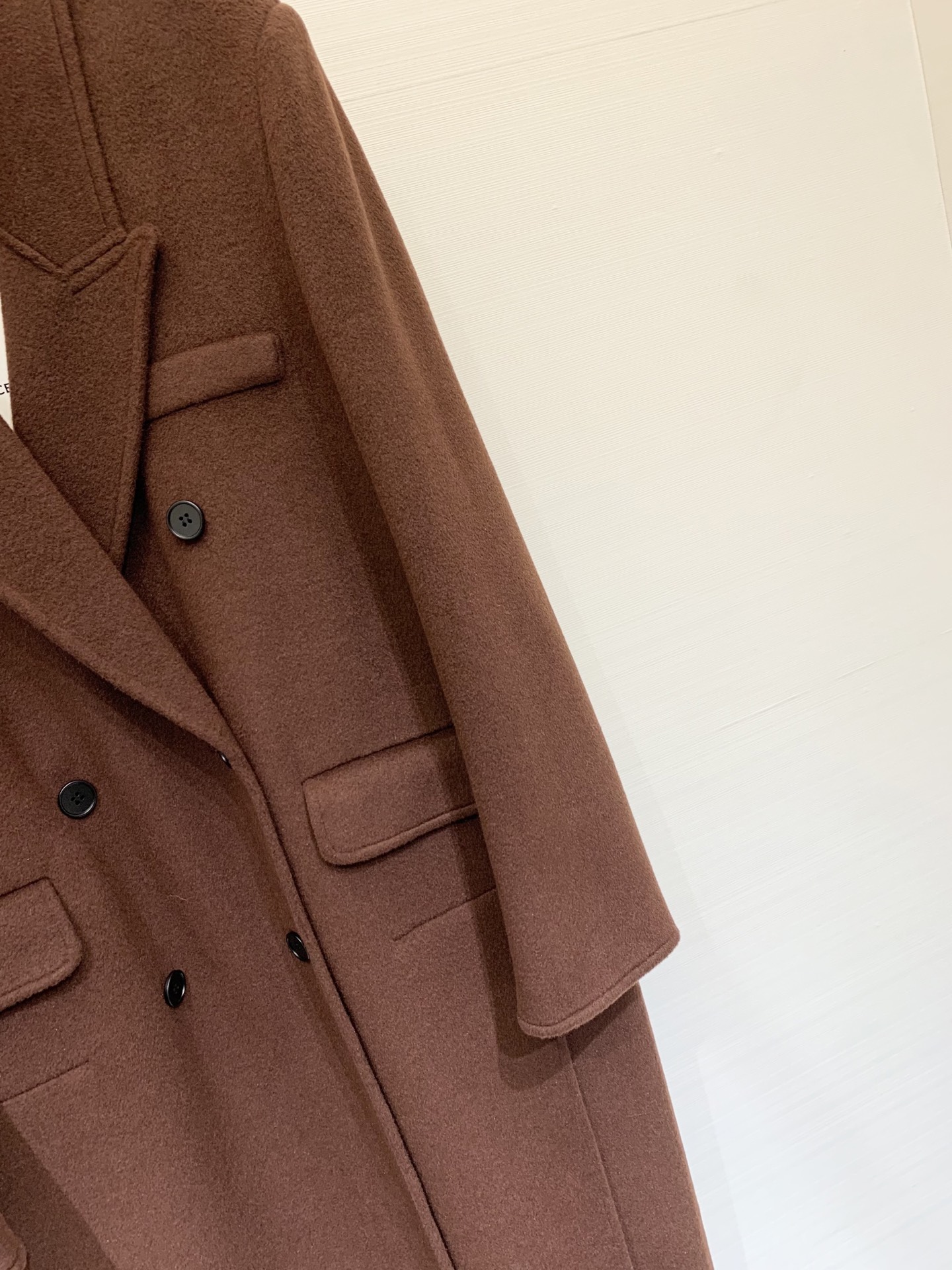 Celine 美拉德穿搭 咖红色正肩直筒羊绒大衣 采用10%羊绒90%羊毛面料 垫肩设计修饰肩型 气场全