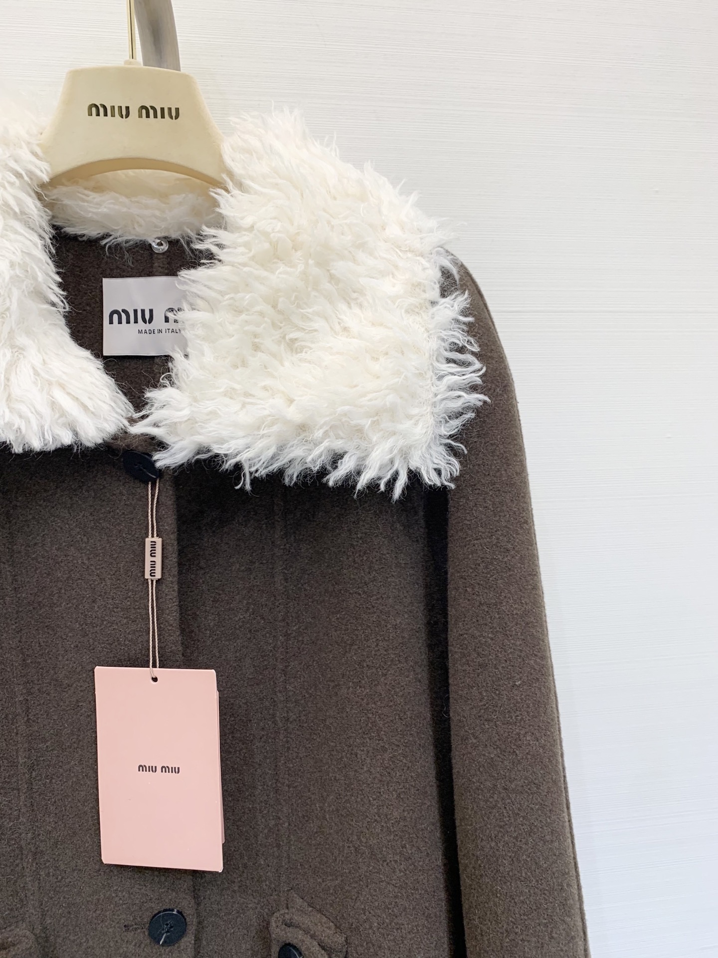 MIUMI* 2025秋冬新款 🉑拆卸毛绒领拼接羊绒大衣 单排扣双口袋设计 撞色毛领满满的学院风 口袋点
