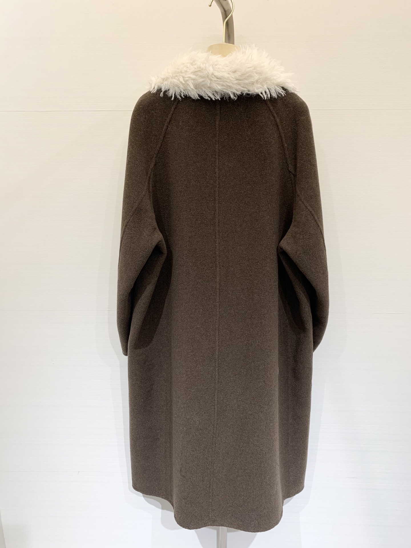 MIUMI* 2025秋冬新款 🉑拆卸毛绒领拼接羊绒大衣 单排扣双口袋设计 撞色毛领满满的学院风 口袋点