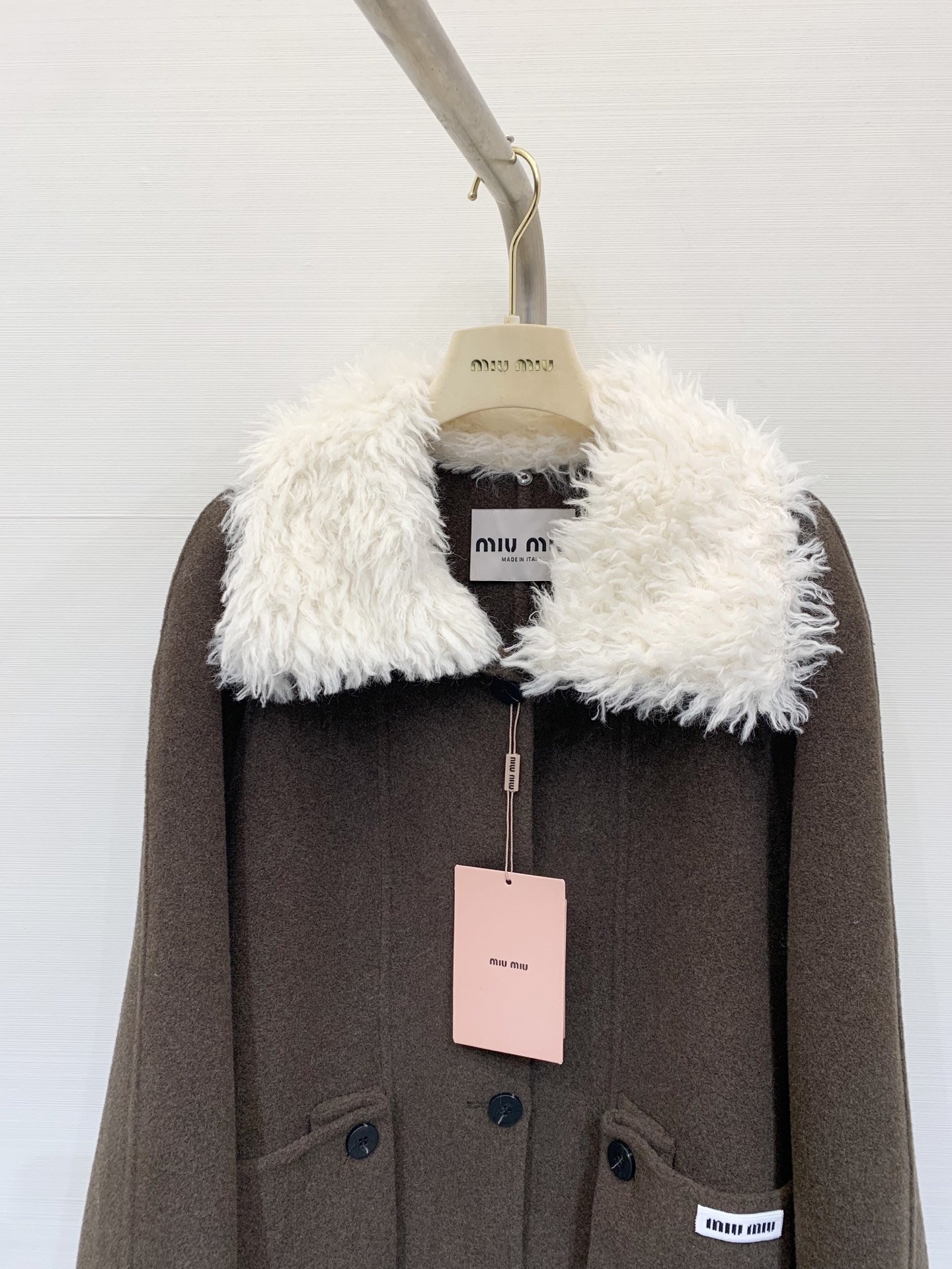 MIUMI* 2025秋冬新款 🉑拆卸毛绒领拼接羊绒大衣 单排扣双口袋设计 撞色毛领满满的学院风 口袋点