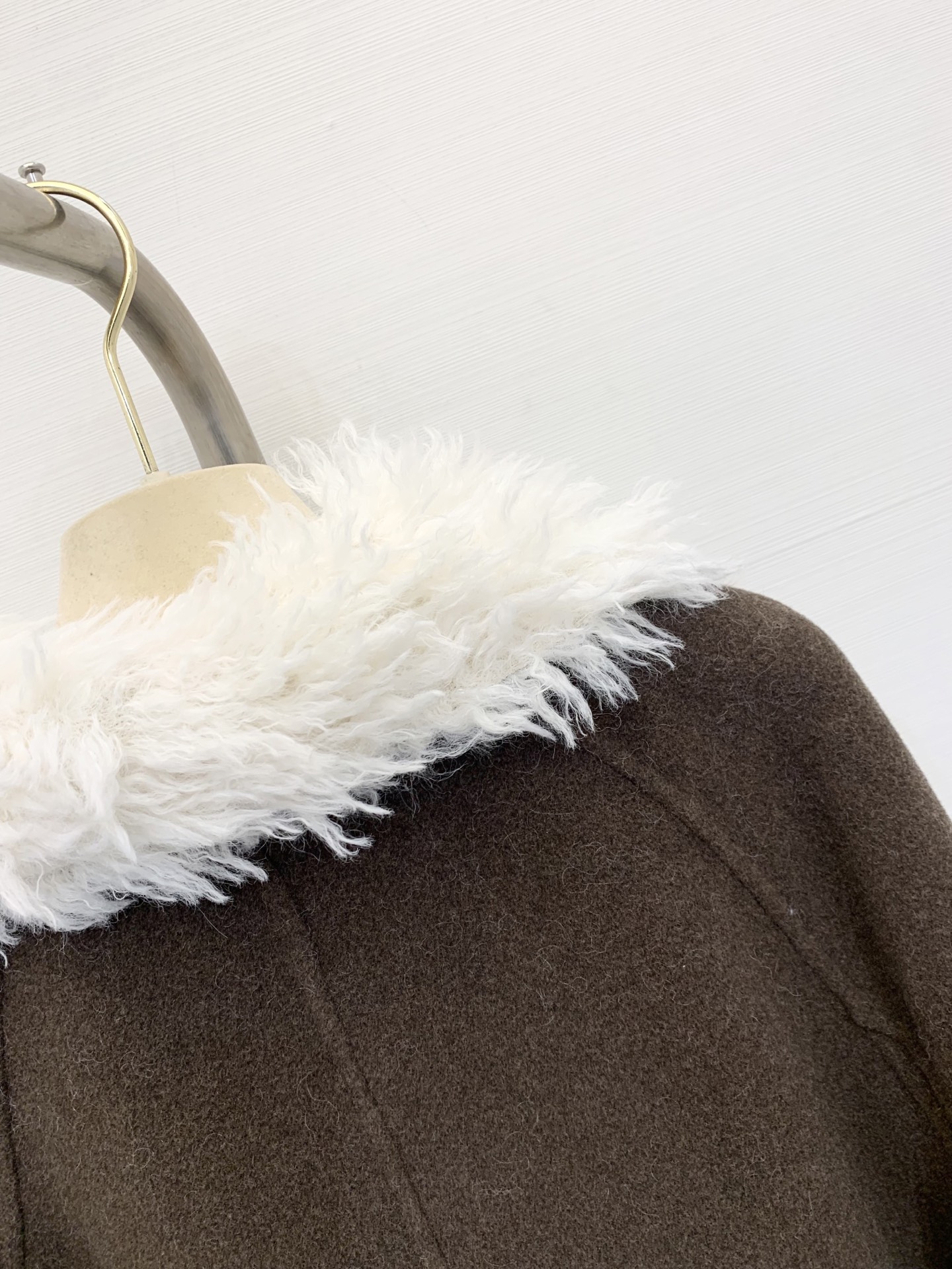 MIUMI* 2025秋冬新款 🉑拆卸毛绒领拼接羊绒大衣 单排扣双口袋设计 撞色毛领满满的学院风 口袋点