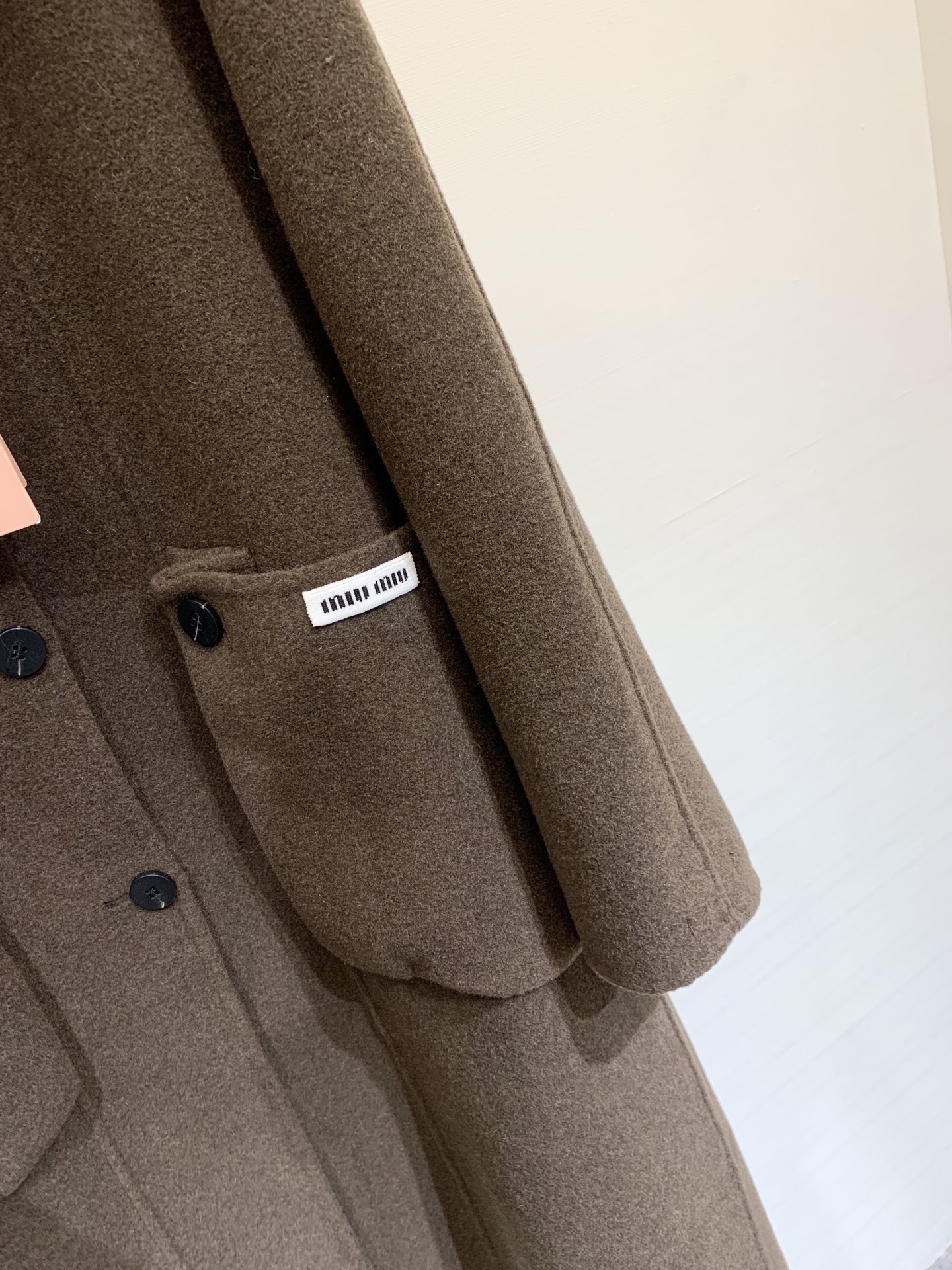 MIUMI* 2025秋冬新款 🉑拆卸毛绒领拼接羊绒大衣 单排扣双口袋设计 撞色毛领满满的学院风 口袋点