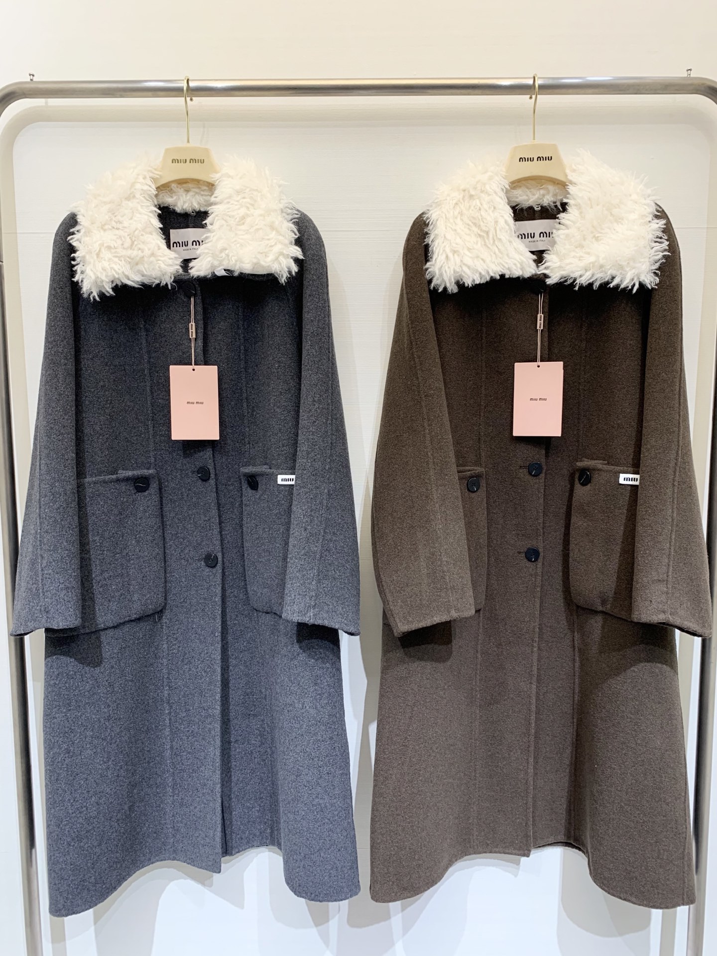 MIUMI* 2025秋冬新款 🉑拆卸毛绒领拼接羊绒大衣 单排扣双口袋设计 撞色毛领满满的学院风 口袋点