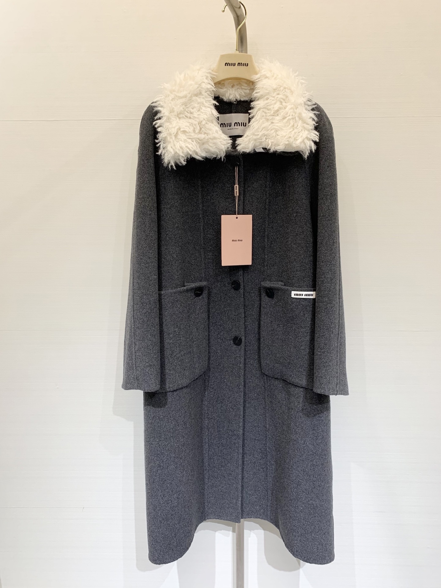 NO:500115,With dust bag MIUMI* 2025 autumn and winter new style, disassembled plush collar spliced ​​cashmere coat, single-breasted double pocket design, contrasting colored wool collar full of college style, pocket embellishment logo at a glance, customized 10 cashmere 90 wool fabric, warm and comfortable, the upper body shows a girlish atmosphere of age reduction, two-color sml,,miumiu,alexander wang19860909配防尘袋MIUMI* 2025秋冬新款 拆卸毛绒领拼接羊绒大衣 单排扣双口袋设计 撞色毛领满满的学院风 口袋点缀logo一眼高级 定制10羊绒90羊毛面料 保暖舒适 上身尽显减龄少女气息 两色sml,,miumiu,alexander wang,Women's clothing