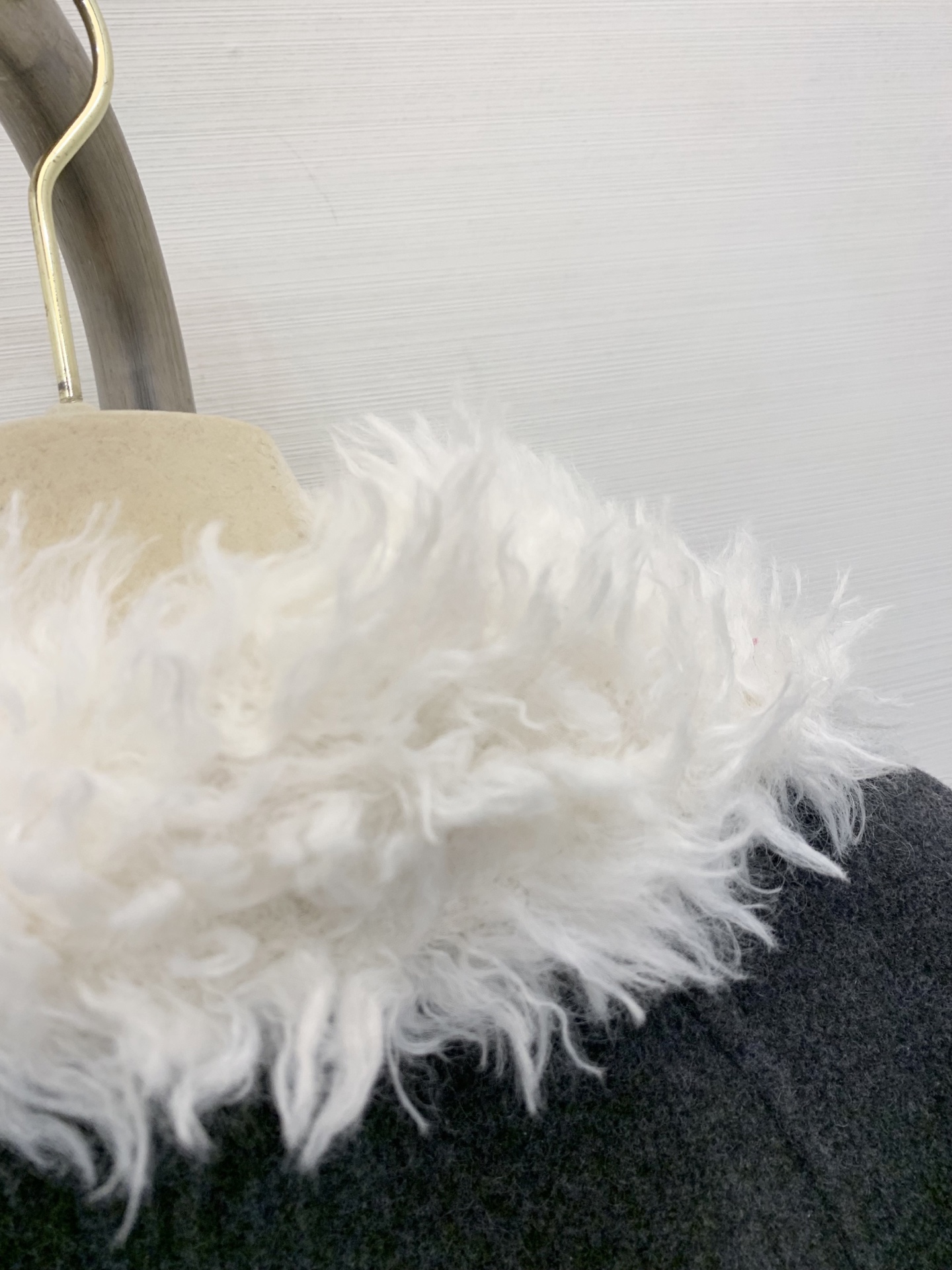 MIUMI* 2025秋冬新款 🉑拆卸毛绒领拼接羊绒大衣 单排扣双口袋设计 撞色毛领满满的学院风 口袋点