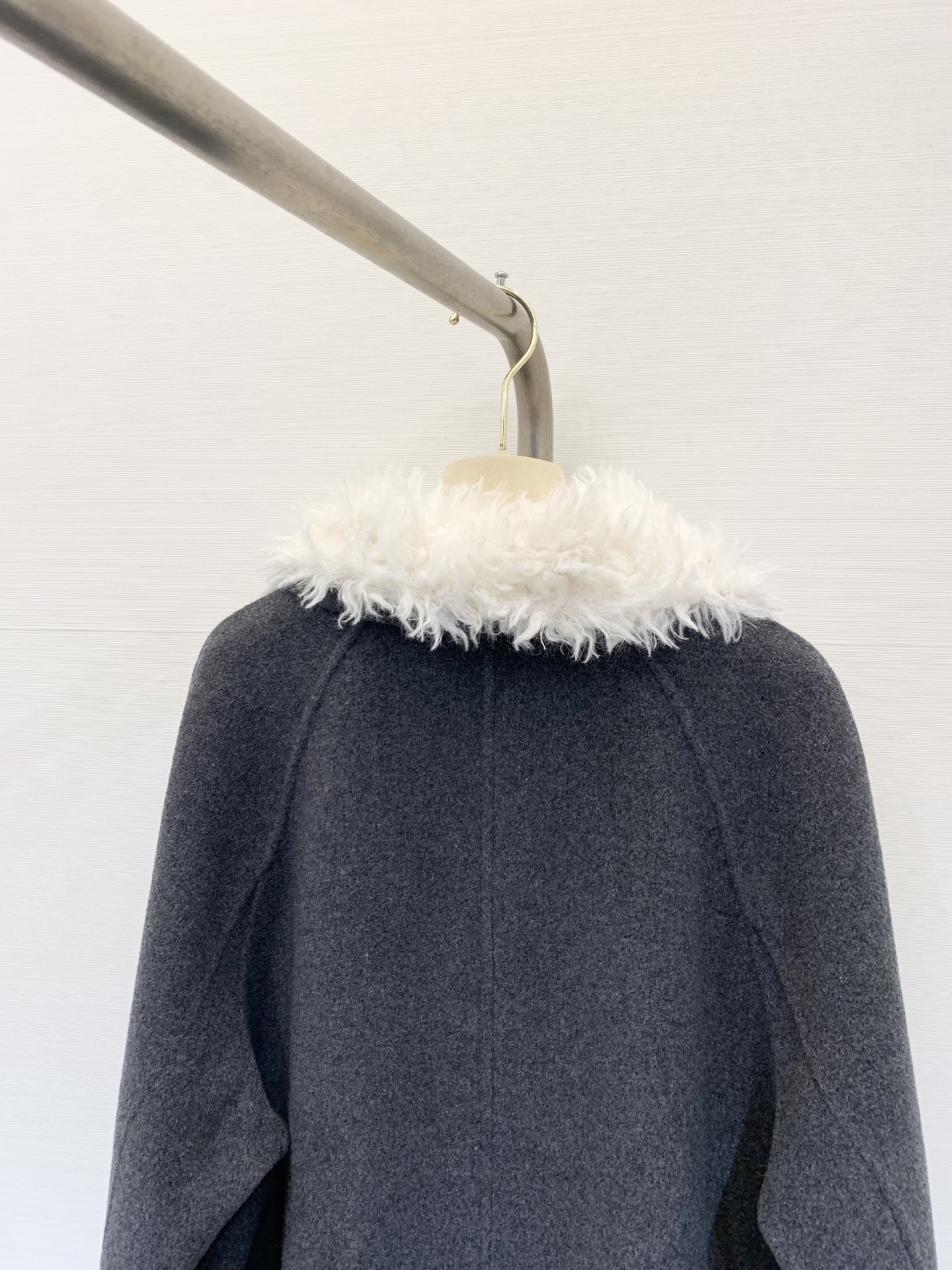 MIUMI* 2025秋冬新款 🉑拆卸毛绒领拼接羊绒大衣 单排扣双口袋设计 撞色毛领满满的学院风 口袋点