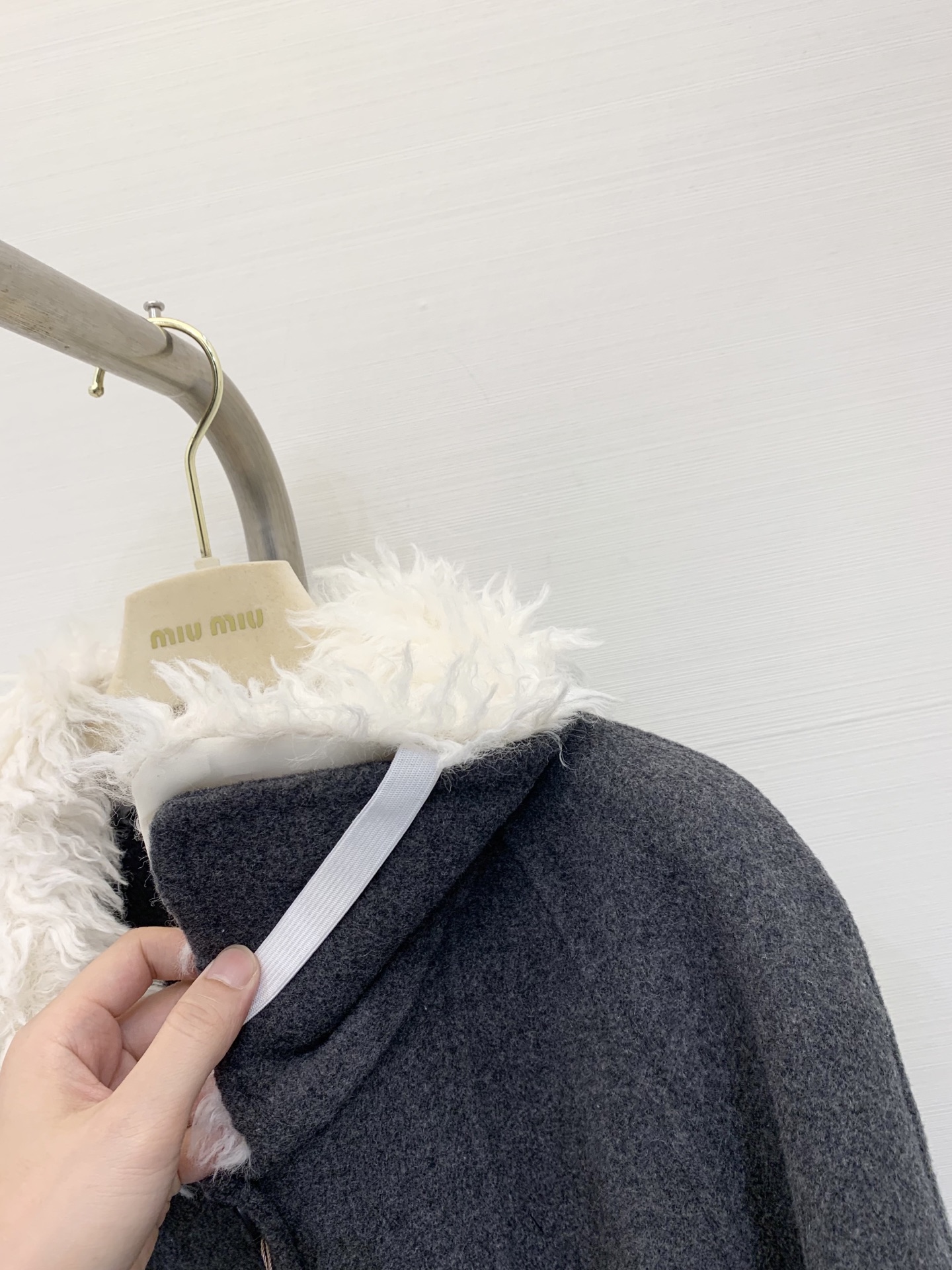 MIUMI* 2025秋冬新款 🉑拆卸毛绒领拼接羊绒大衣 单排扣双口袋设计 撞色毛领满满的学院风 口袋点