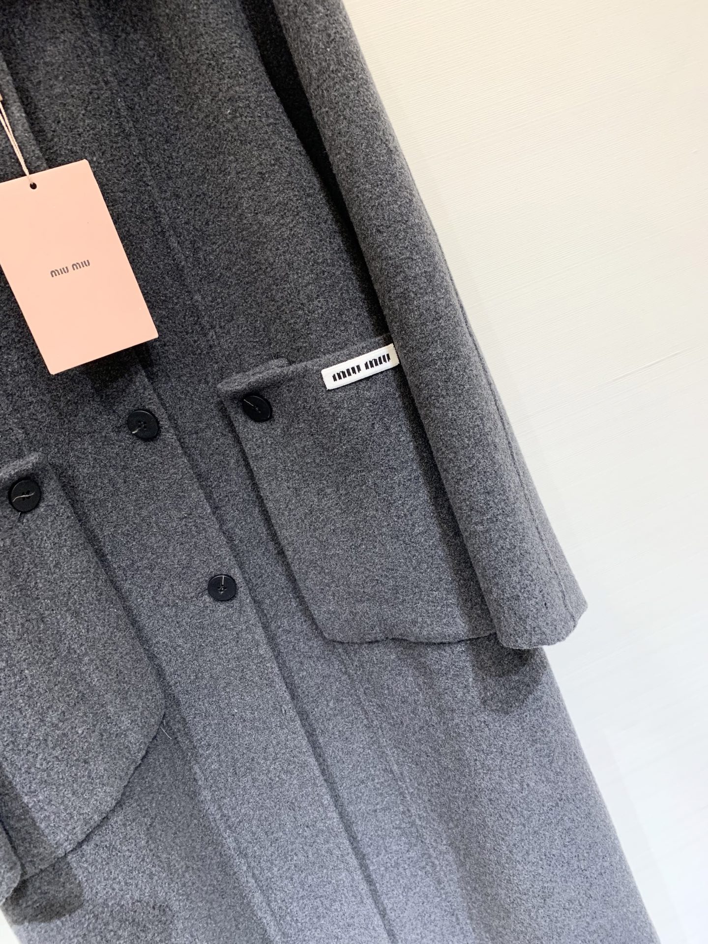 MIUMI* 2025秋冬新款 🉑拆卸毛绒领拼接羊绒大衣 单排扣双口袋设计 撞色毛领满满的学院风 口袋点