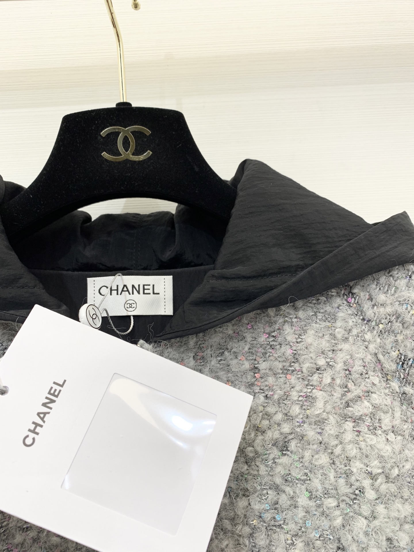 Chanel 25秋冬新款 银彩丝毛连帽开衫外套 定制马海毛、羊驼毛和羊毛混纺面料 细看有彩色丝线 高级
