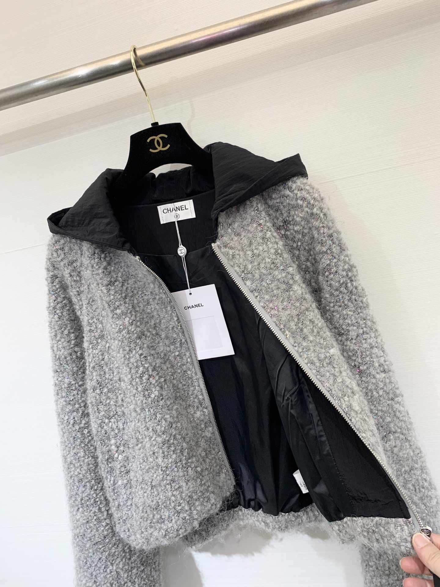 Chanel 25秋冬新款 银彩丝毛连帽开衫外套 定制马海毛、羊驼毛和羊毛混纺面料 细看有彩色丝线 高级