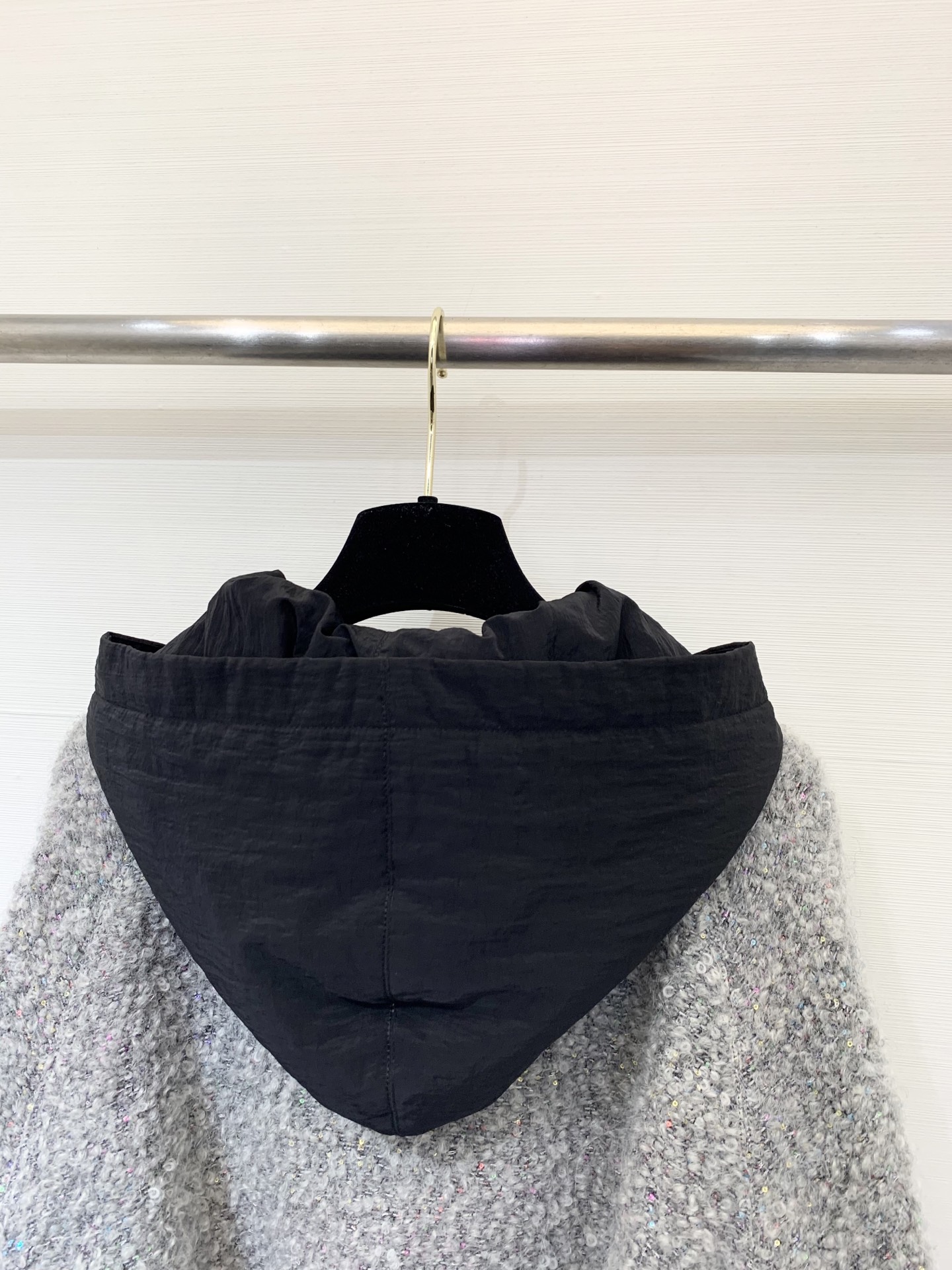 Chanel 25秋冬新款 银彩丝毛连帽开衫外套 定制马海毛、羊驼毛和羊毛混纺面料 细看有彩色丝线 高级