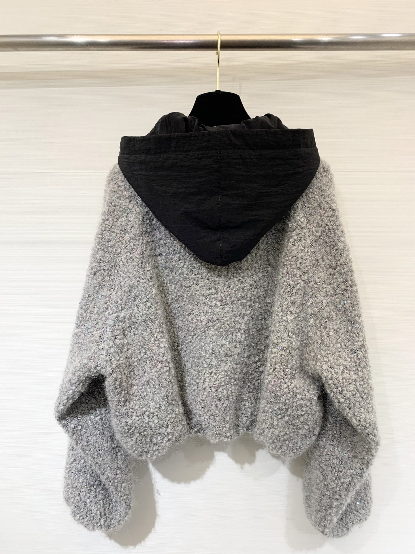 Chanel 25秋冬新款 银彩丝毛连帽开衫外套 定制马海毛、羊驼毛和羊毛混纺面料 细看有彩色丝线 高级