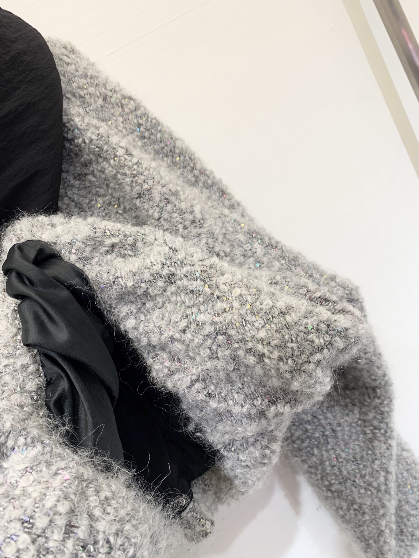 Chanel 25秋冬新款 银彩丝毛连帽开衫外套 定制马海毛、羊驼毛和羊毛混纺面料 细看有彩色丝线 高级