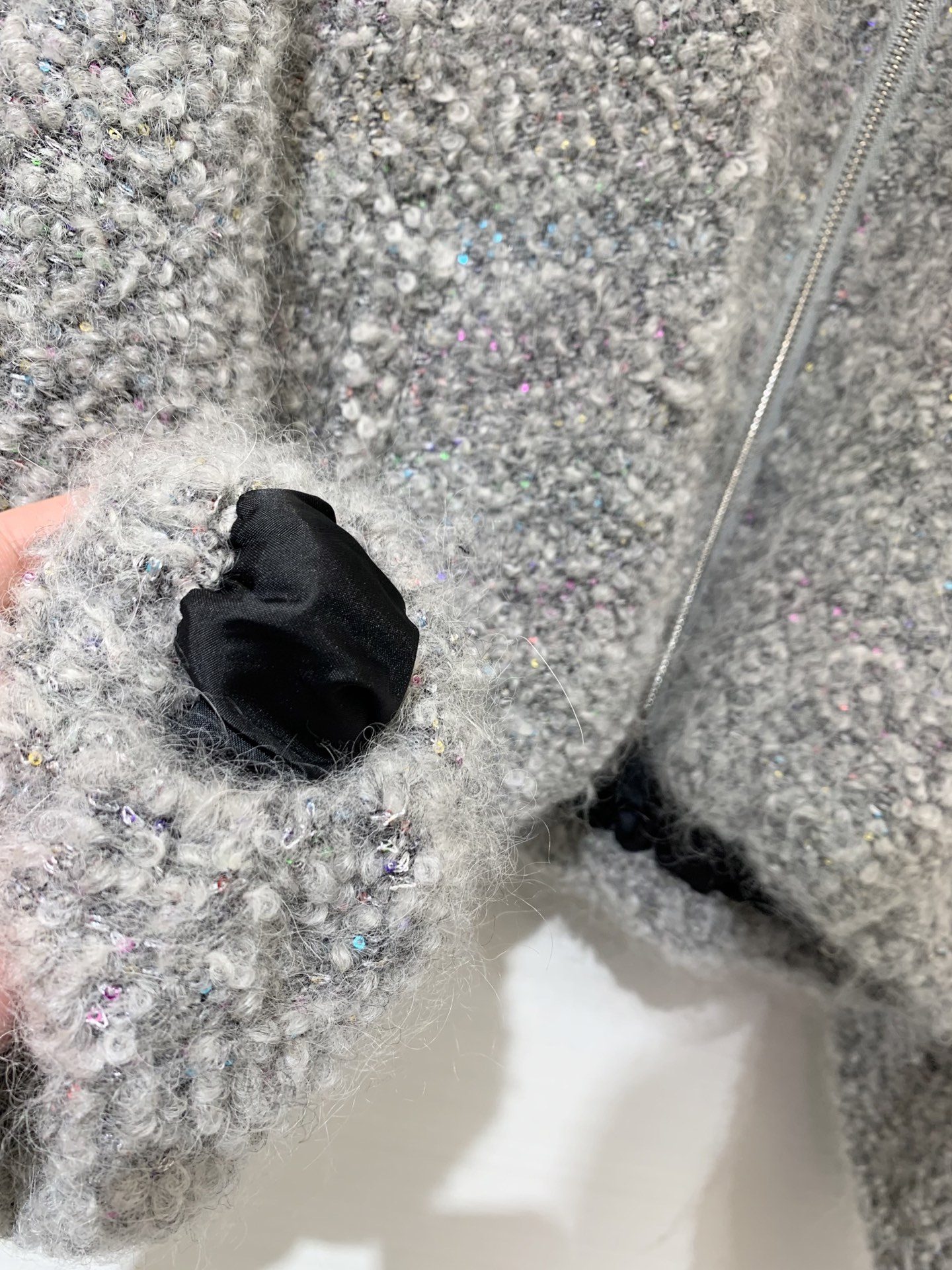 Chanel 25秋冬新款 银彩丝毛连帽开衫外套 定制马海毛、羊驼毛和羊毛混纺面料 细看有彩色丝线 高级