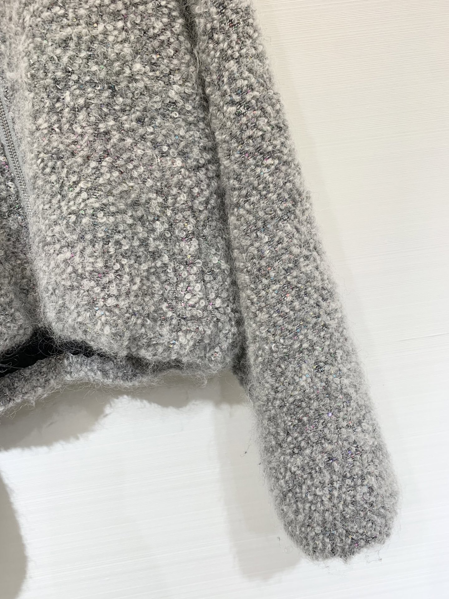 Chanel 25秋冬新款 银彩丝毛连帽开衫外套 定制马海毛、羊驼毛和羊毛混纺面料 细看有彩色丝线 高级