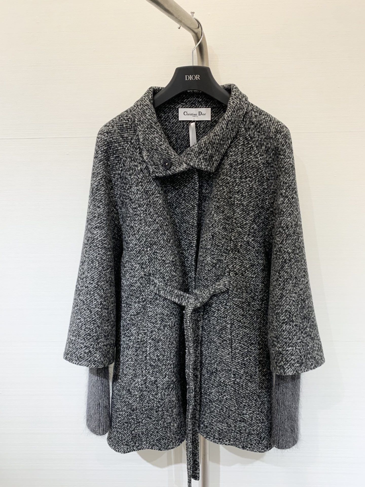 NO:500898,Dior 25 autumn and winter new style, snowflake gray knitted sleeve waist-hugging double-sided cashmere coat, super design-sensing knitted sleeve design, customized 10 cashmere 90 lamb wool fabric, soft and warm, with inner waist-hugging effect, inner shoulder to knitted sleeves are connected by lining, making the upper body shoulder and arms more silky and comfortable. Size sml,,dior,alexander wang19860909配防尘袋Dior 25秋冬新款 雪花灰针织袖收腰双面羊绒大衣 超有设计感针织袖设计 定制10羊绒90羊羔毛面料 手感软糯保暖 自带嵌内收腰效果 内里肩膀至针织袖采用里衬连接 让上身肩膀手臂处更加丝滑舒适 码数sml,,dior,alexander wang,Women's clothing