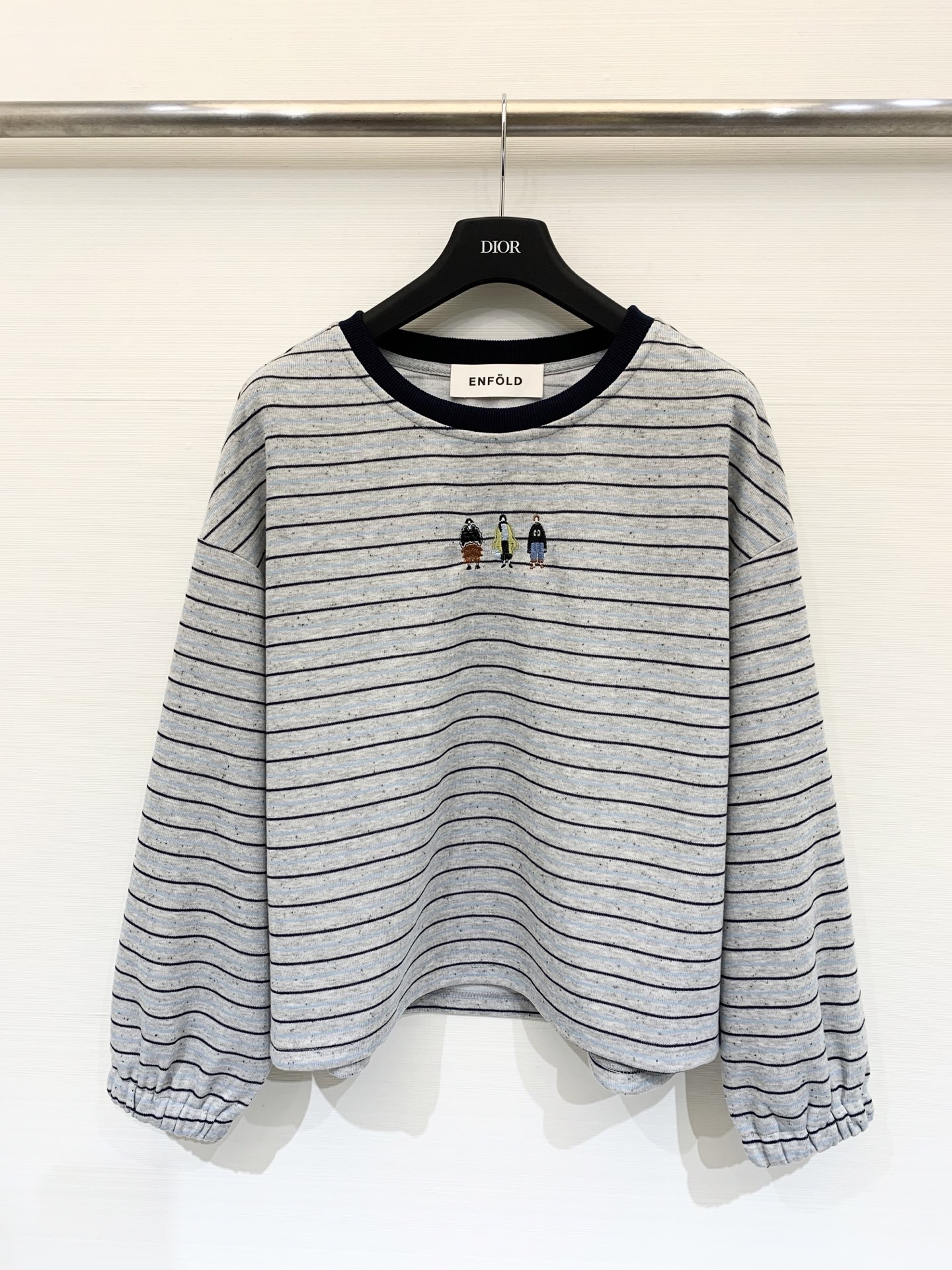 NO:500900,Enfold 25 autumn new style, contrasting threaded round neck striped long sleeves, classic embroidered noble lady figure pattern, contrasting collar striped design, the upper body is very casual, the loose style is even more lazy, two colors sml,,alexander wang19860909Enfold 25秋季新款 撞色螺纹圆领条纹长袖 胸前经典刺绣贵妇人物图案 撞色领条纹设计 上身非常休闲 宽松版型更是慵懒感十足 两色sml,,alexander wang,Women's clothing