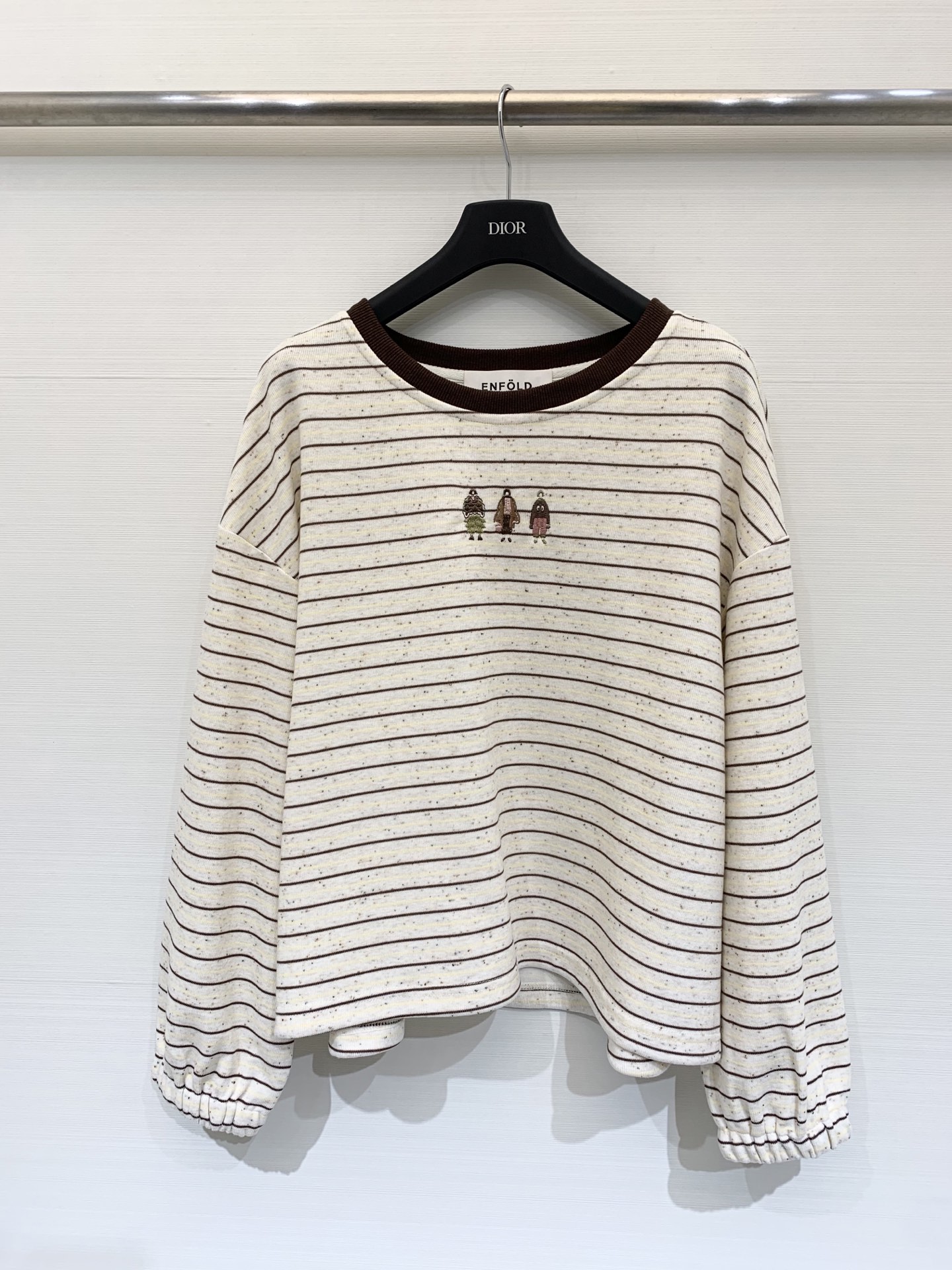 Enfold 25秋季新款 撞色螺纹圆领条纹长袖 胸前经典刺绣贵妇人物图案 撞色领➕条纹设计 上身非常休