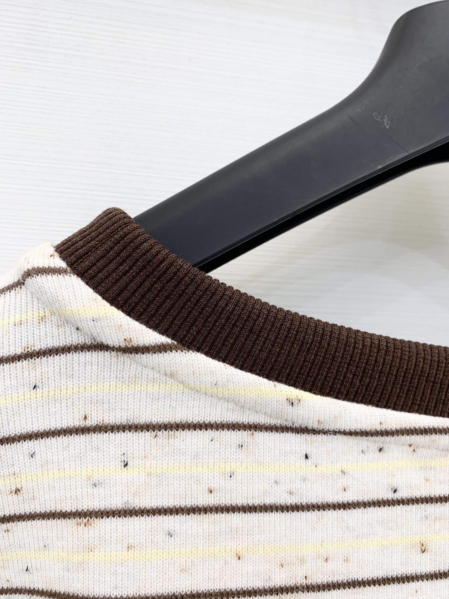 Enfold 25秋季新款 撞色螺纹圆领条纹长袖 胸前经典刺绣贵妇人物图案 撞色领➕条纹设计 上身非常休