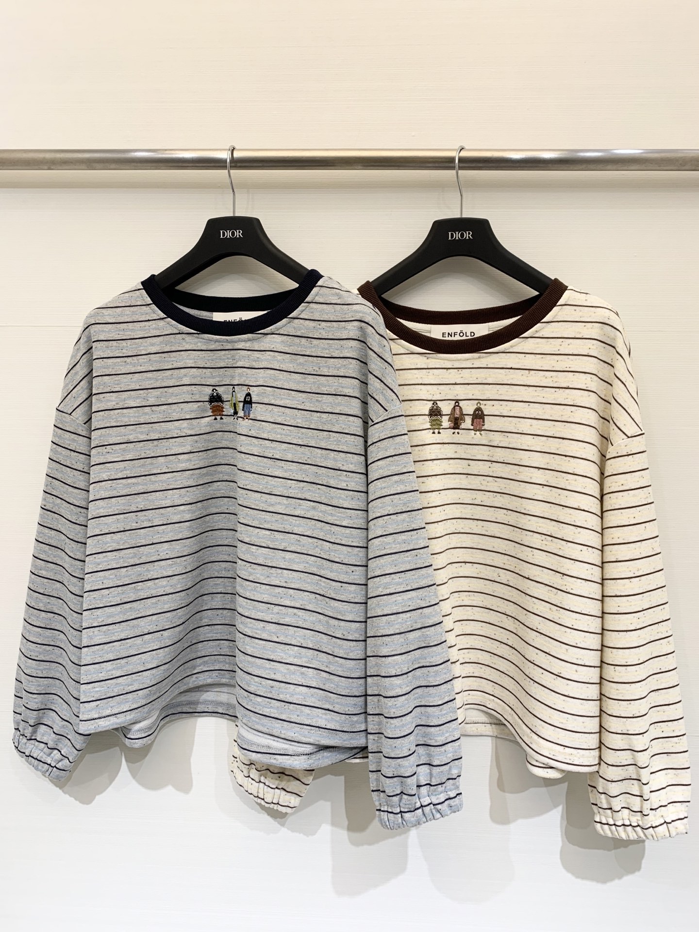 Enfold 25秋季新款 撞色螺纹圆领条纹长袖 胸前经典刺绣贵妇人物图案 撞色领➕条纹设计 上身非常休