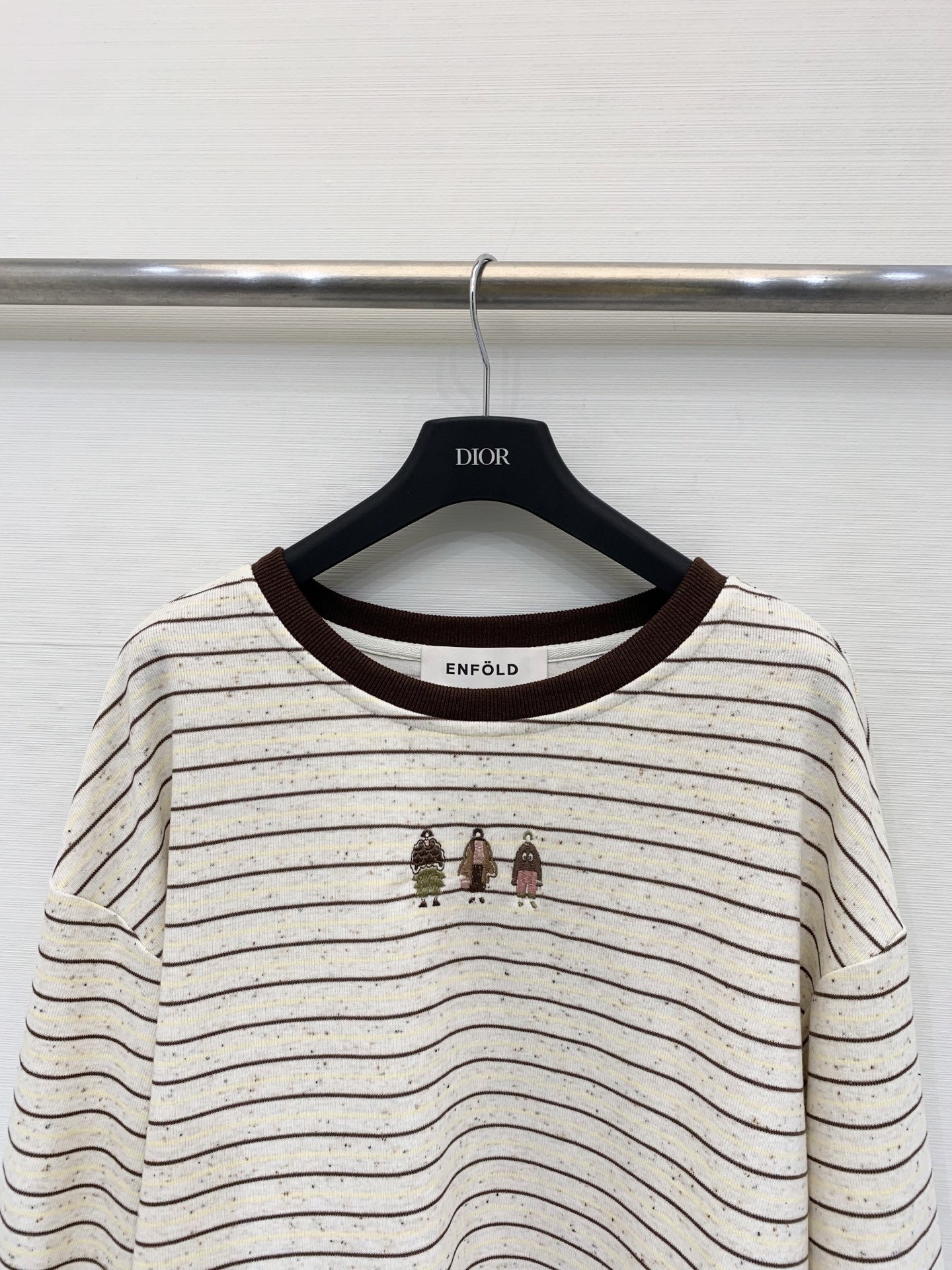 Enfold 25秋季新款 撞色螺纹圆领条纹长袖 胸前经典刺绣贵妇人物图案 撞色领➕条纹设计 上身非常休