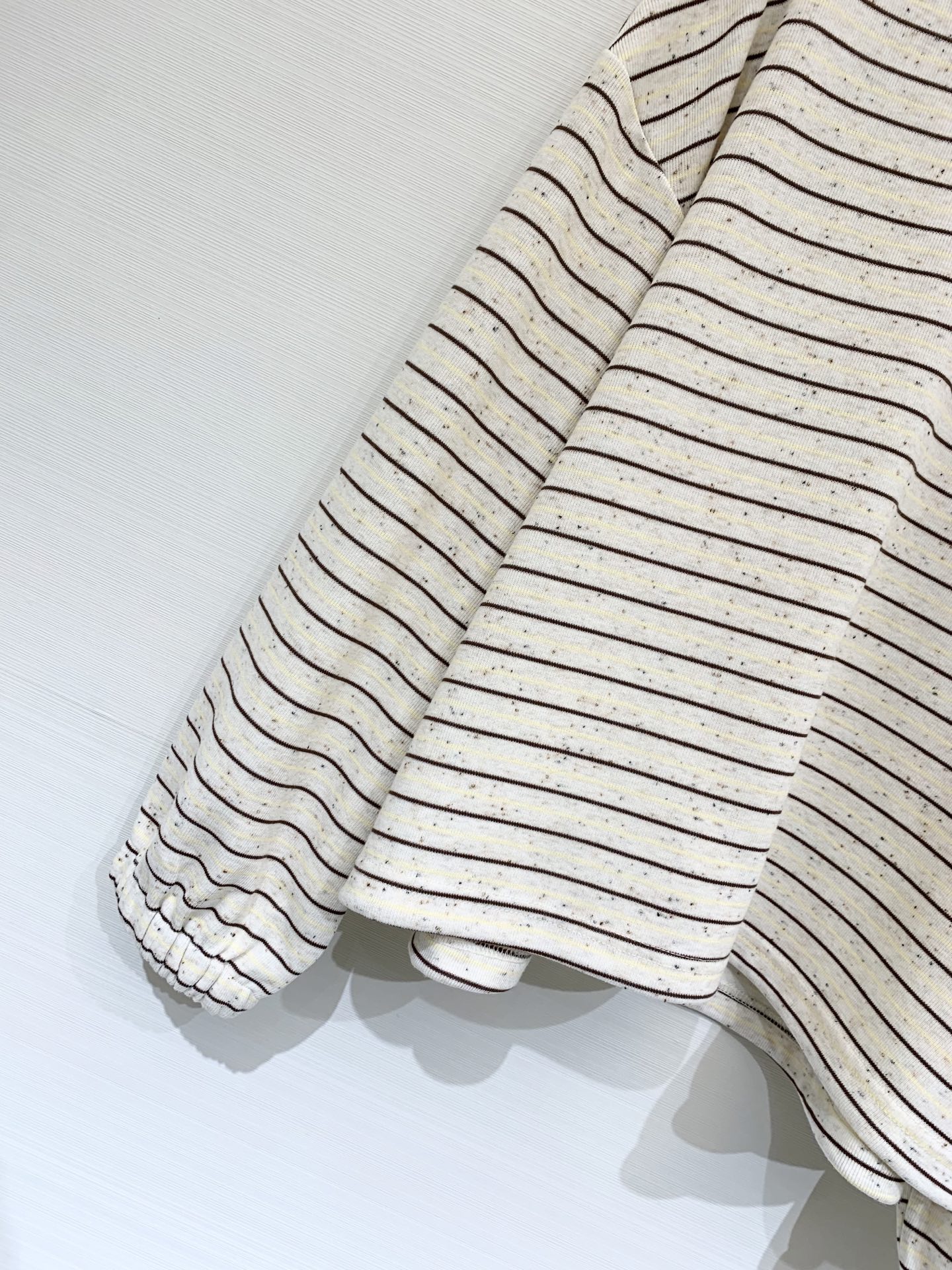 Enfold 25秋季新款 撞色螺纹圆领条纹长袖 胸前经典刺绣贵妇人物图案 撞色领➕条纹设计 上身非常休