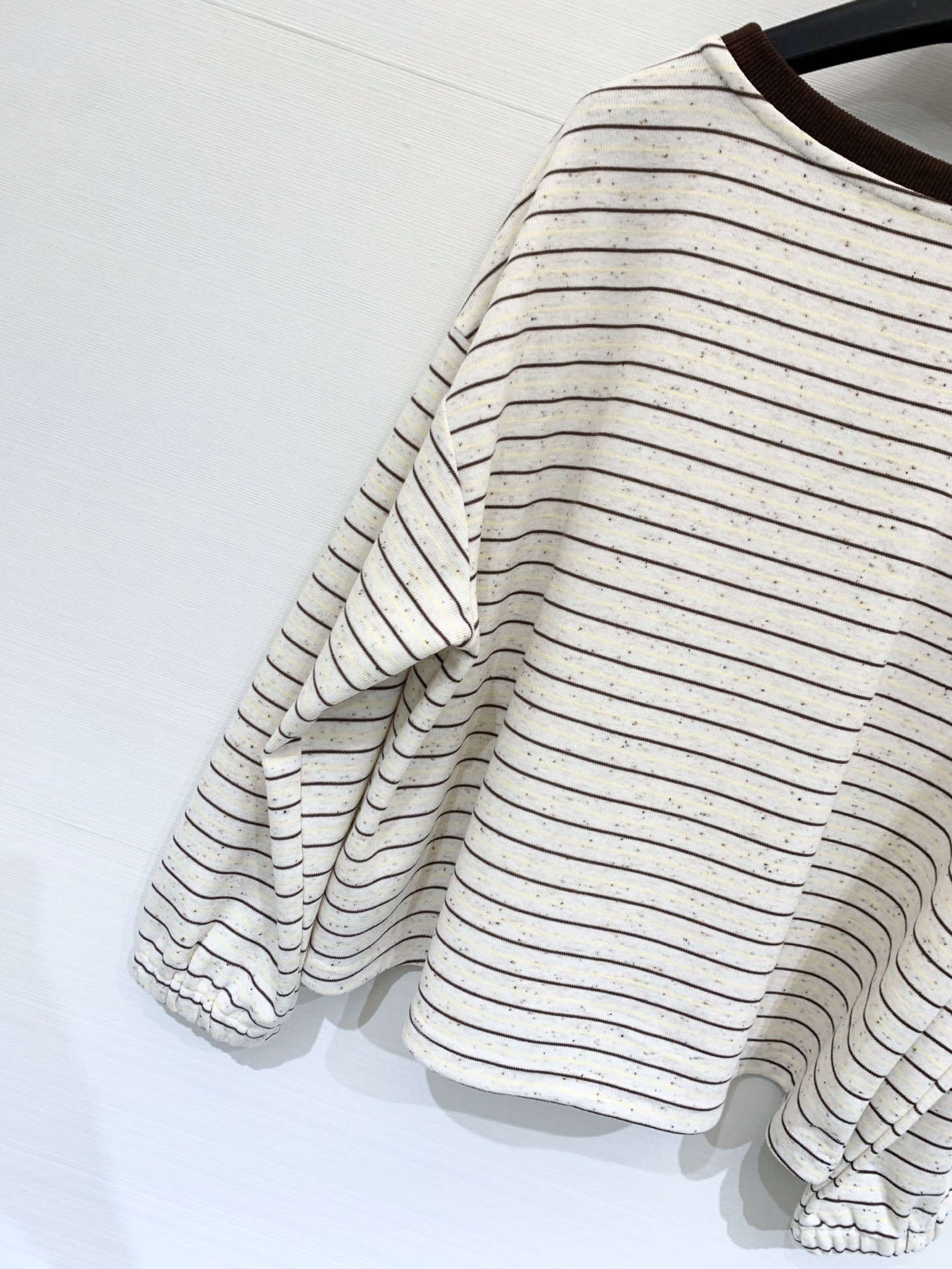 Enfold 25秋季新款 撞色螺纹圆领条纹长袖 胸前经典刺绣贵妇人物图案 撞色领➕条纹设计 上身非常休