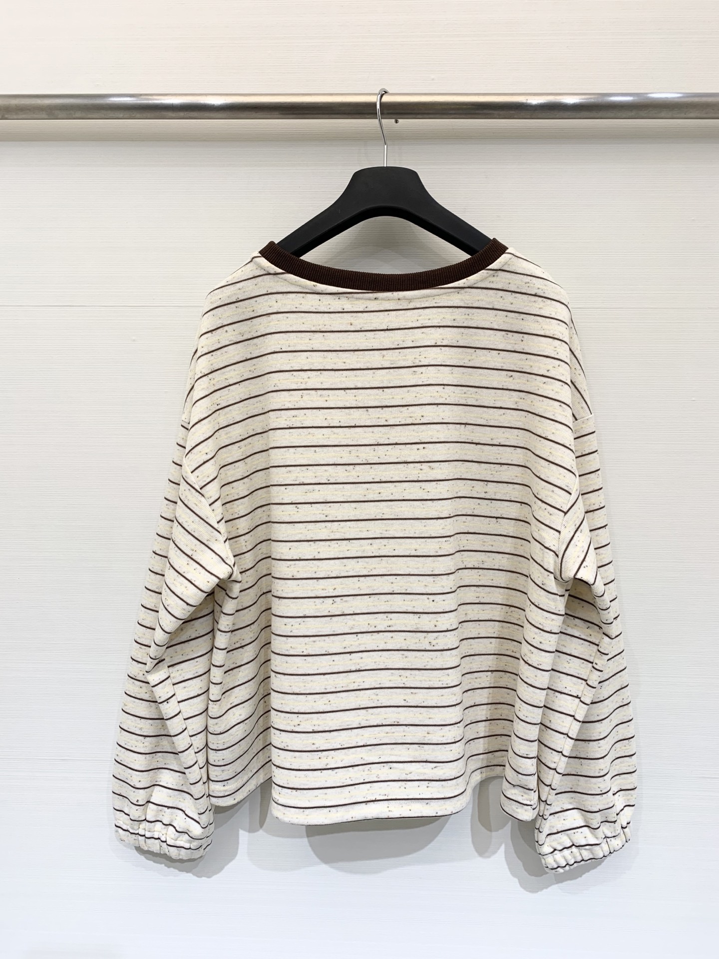 Enfold 25秋季新款 撞色螺纹圆领条纹长袖 胸前经典刺绣贵妇人物图案 撞色领➕条纹设计 上身非常休