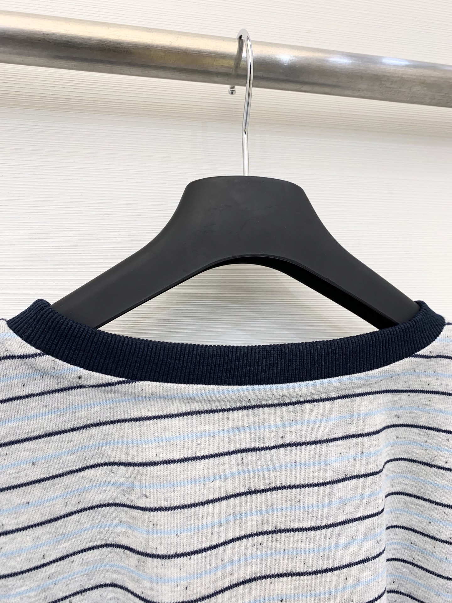 Enfold 25秋季新款 撞色螺纹圆领条纹长袖 胸前经典刺绣贵妇人物图案 撞色领➕条纹设计 上身非常休