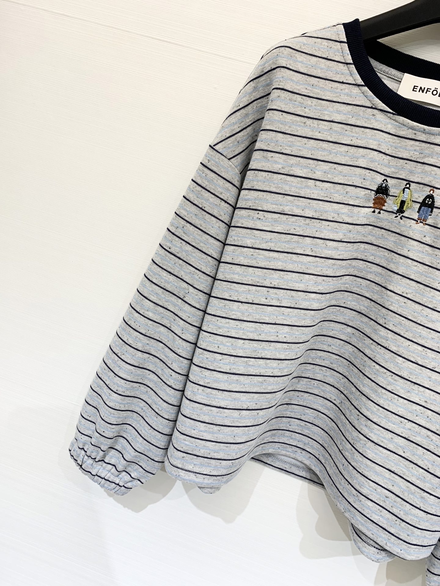 Enfold 25秋季新款 撞色螺纹圆领条纹长袖 胸前经典刺绣贵妇人物图案 撞色领➕条纹设计 上身非常休