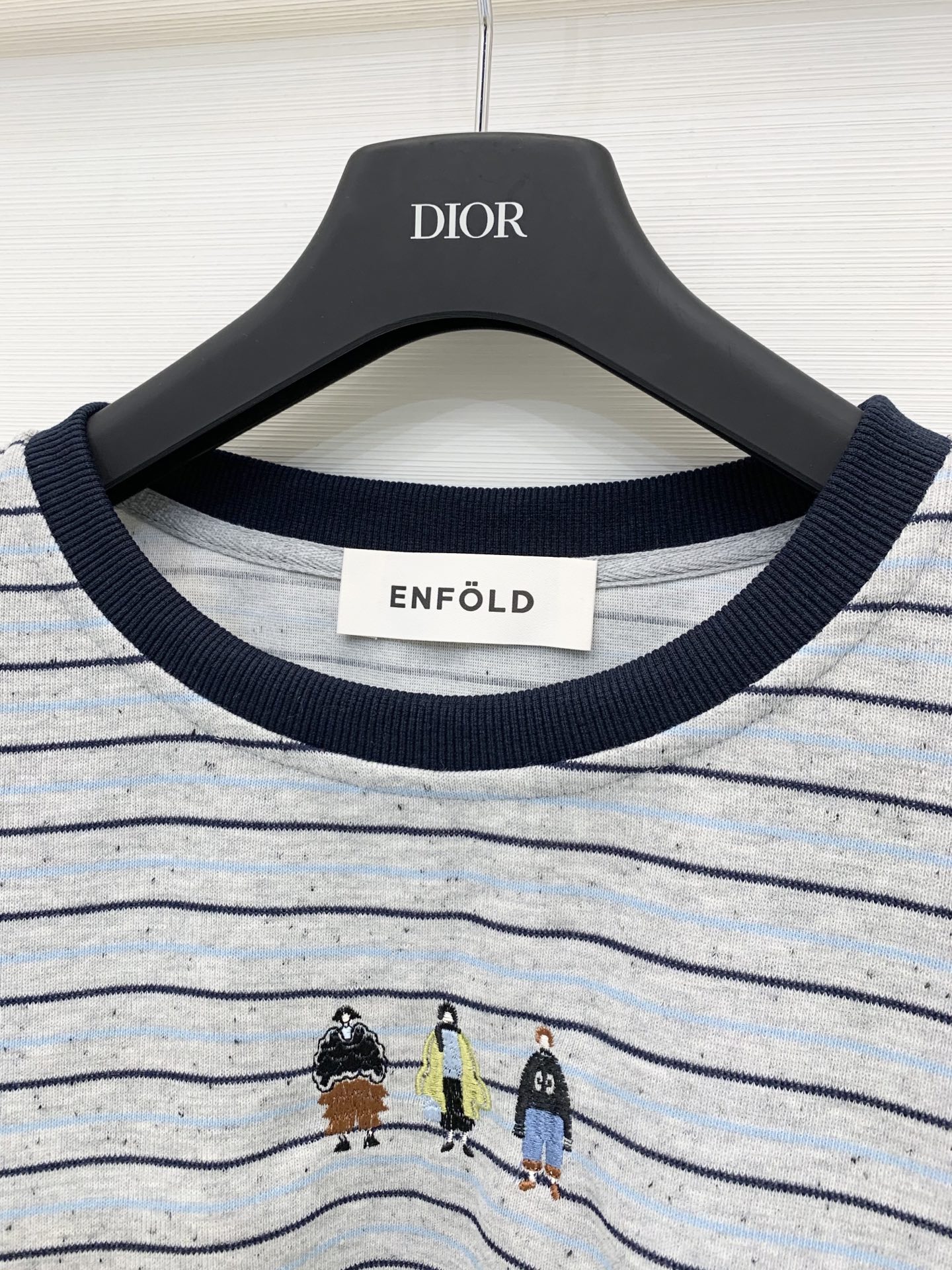 Enfold 25秋季新款 撞色螺纹圆领条纹长袖 胸前经典刺绣贵妇人物图案 撞色领➕条纹设计 上身非常休