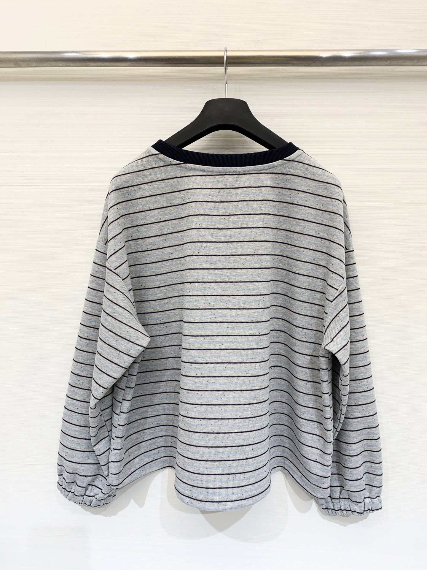 Enfold 25秋季新款 撞色螺纹圆领条纹长袖 胸前经典刺绣贵妇人物图案 撞色领➕条纹设计 上身非常休