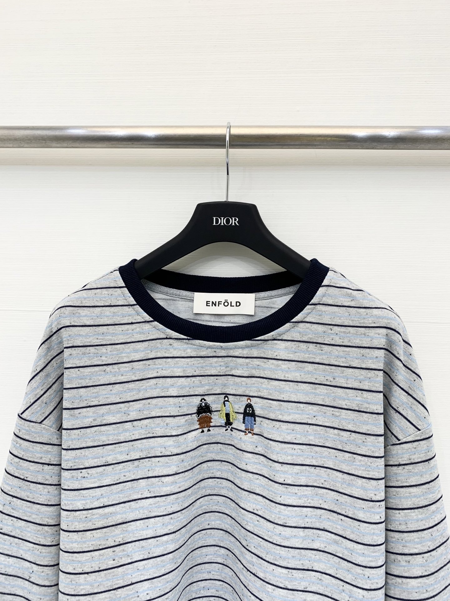 Enfold 25秋季新款 撞色螺纹圆领条纹长袖 胸前经典刺绣贵妇人物图案 撞色领➕条纹设计 上身非常休