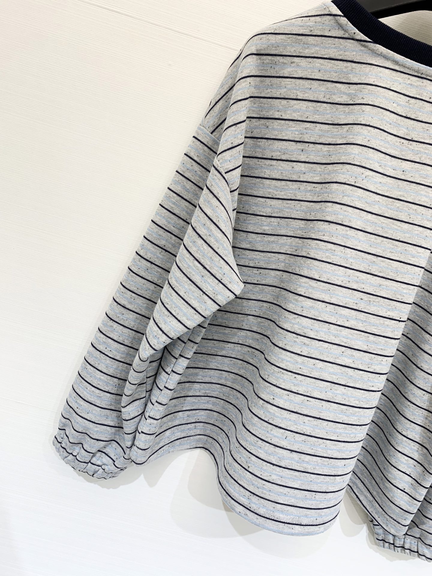 Enfold 25秋季新款 撞色螺纹圆领条纹长袖 胸前经典刺绣贵妇人物图案 撞色领➕条纹设计 上身非常休