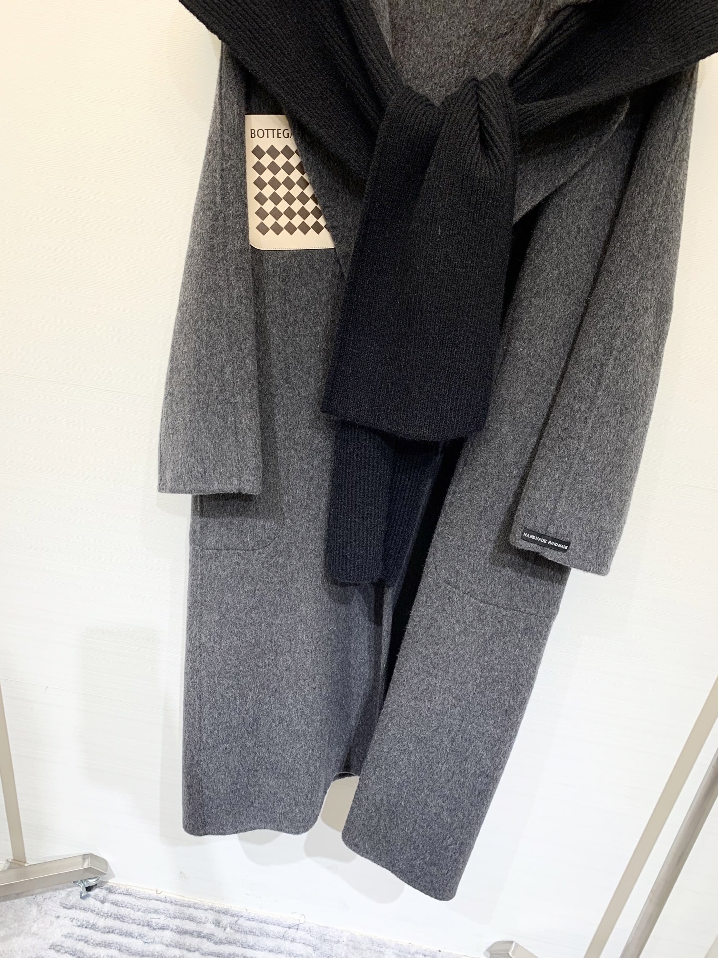 BV 25秋冬新款 围巾帽双面羊驼毛大衣🆕 胸前拼皮口袋点缀 可拆卸针织围巾帽 氛围感十足 背后金属腰带