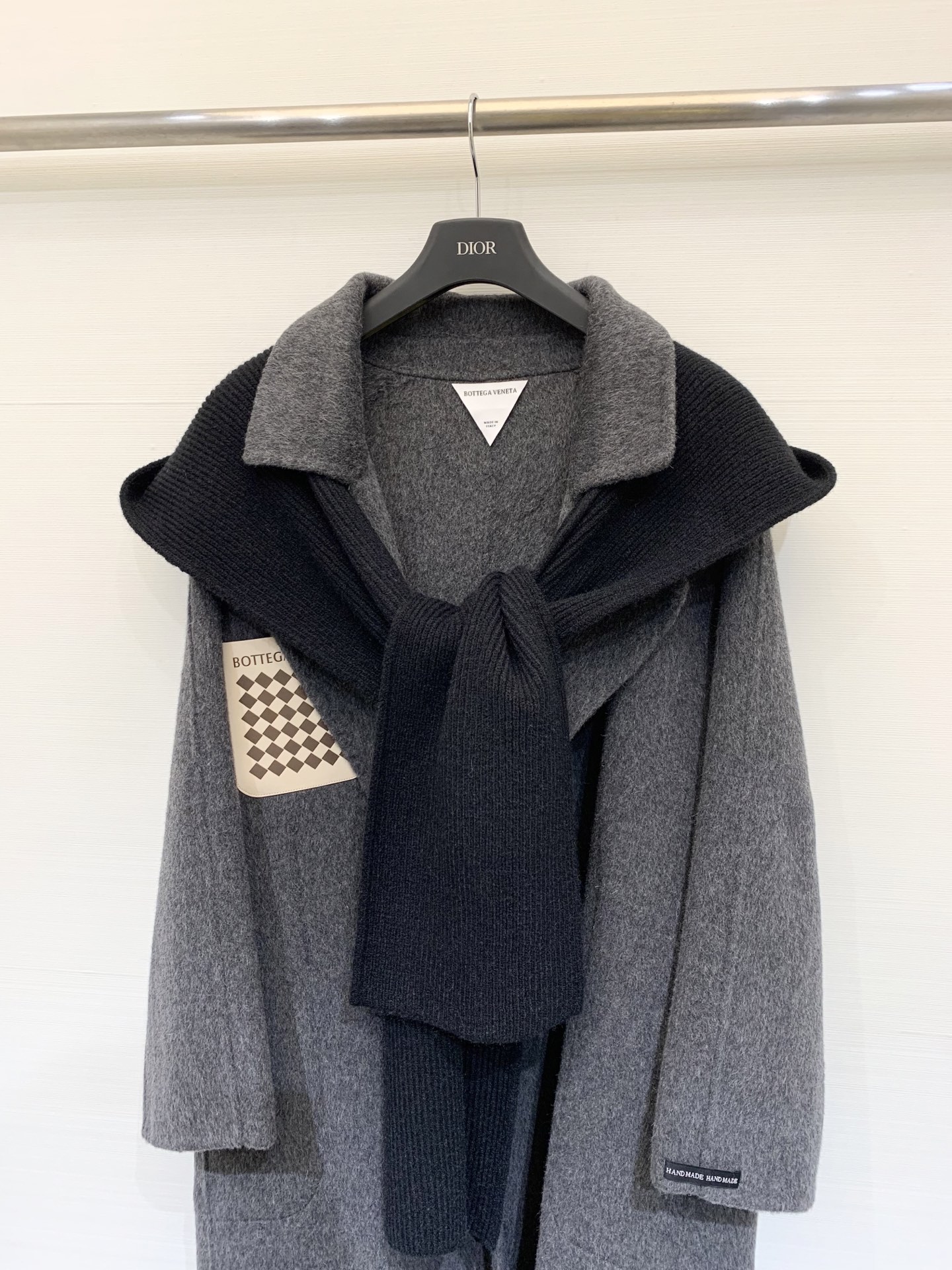 BV 25秋冬新款 围巾帽双面羊驼毛大衣🆕 胸前拼皮口袋点缀 可拆卸针织围巾帽 氛围感十足 背后金属腰带