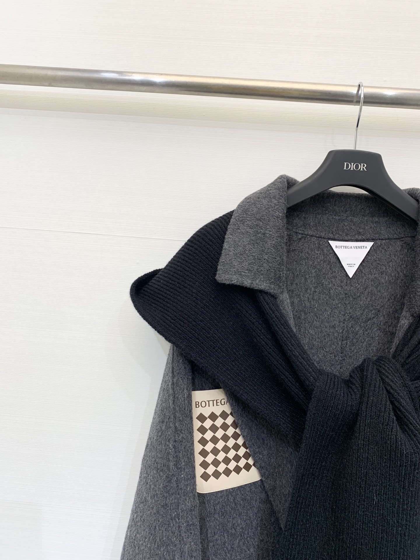 BV 25秋冬新款 围巾帽双面羊驼毛大衣🆕 胸前拼皮口袋点缀 可拆卸针织围巾帽 氛围感十足 背后金属腰带