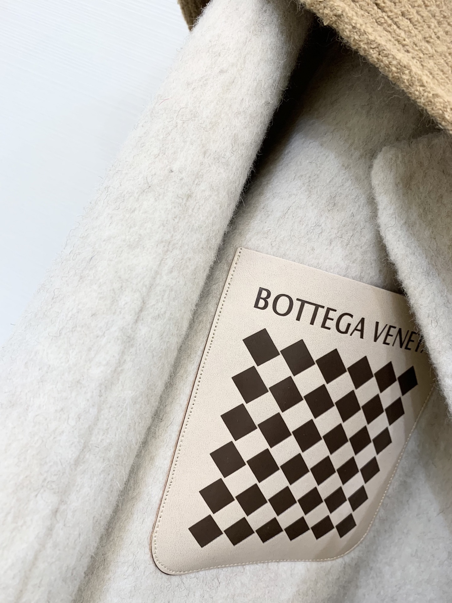 BV 25秋冬新款 围巾帽双面羊驼毛大衣🆕 胸前拼皮口袋点缀 可拆卸针织围巾帽 氛围感十足 背后金属腰带