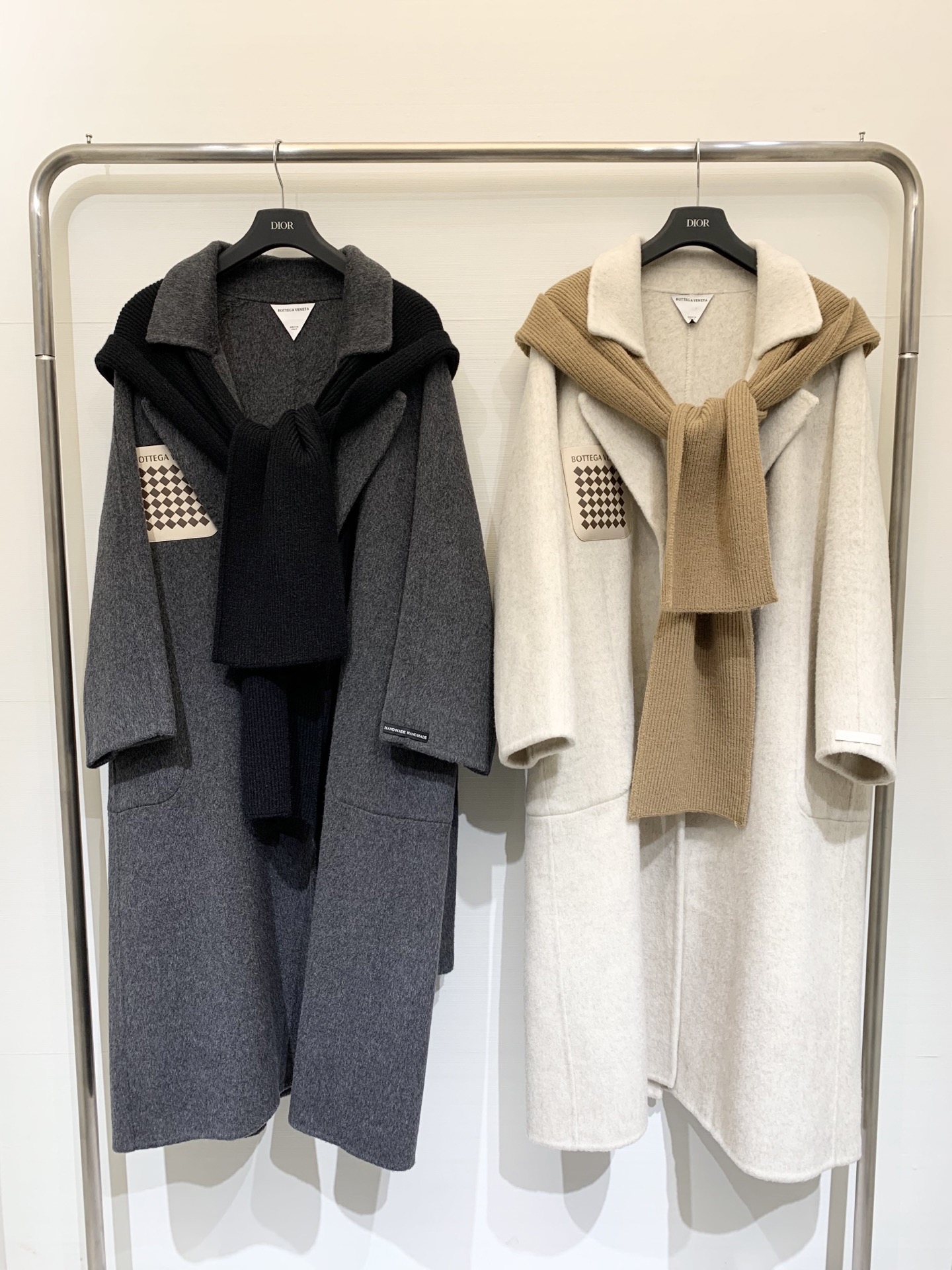 BV 25秋冬新款 围巾帽双面羊驼毛大衣🆕 胸前拼皮口袋点缀 可拆卸针织围巾帽 氛围感十足 背后金属腰带