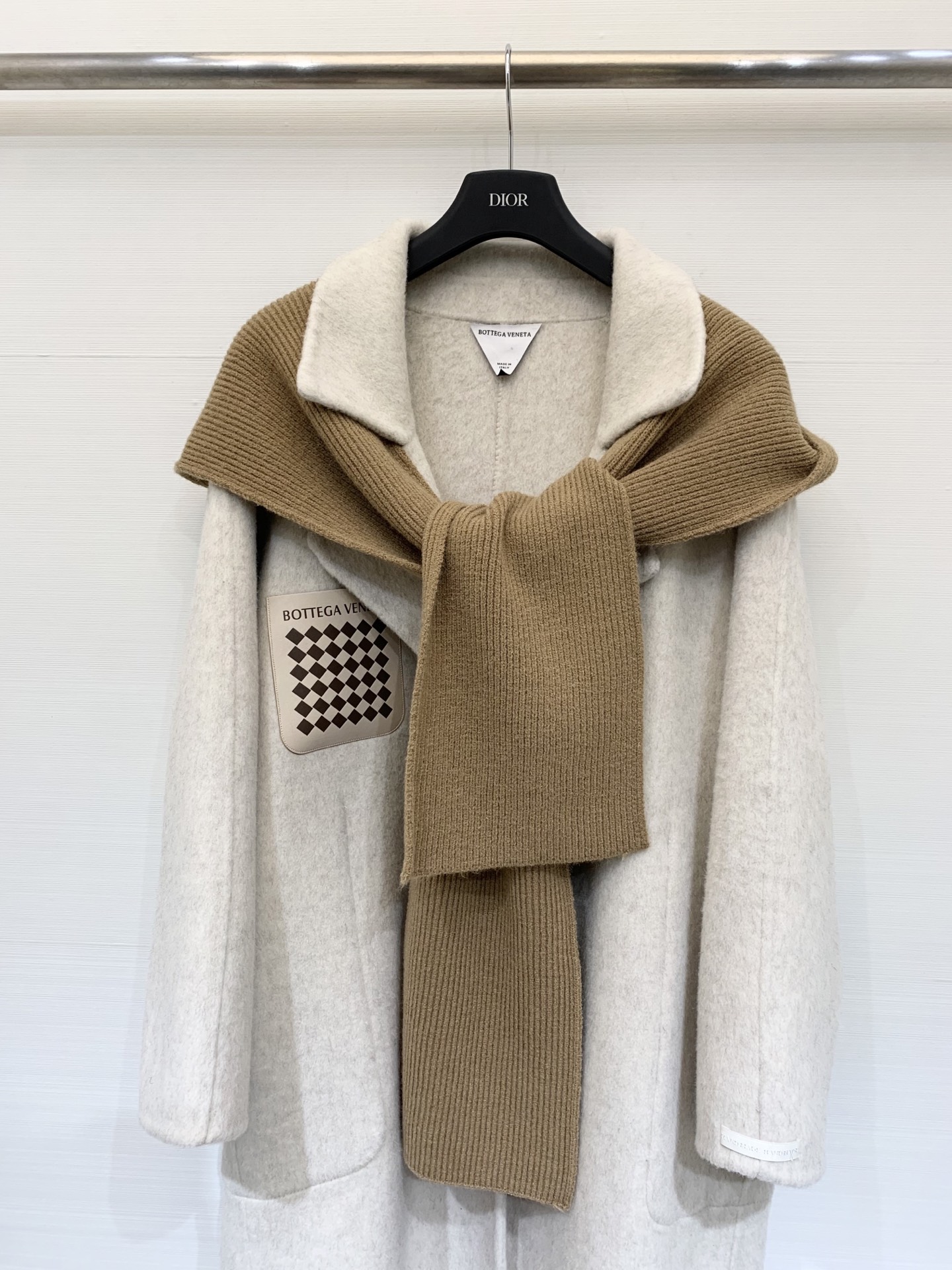 BV 25秋冬新款 围巾帽双面羊驼毛大衣🆕 胸前拼皮口袋点缀 可拆卸针织围巾帽 氛围感十足 背后金属腰带