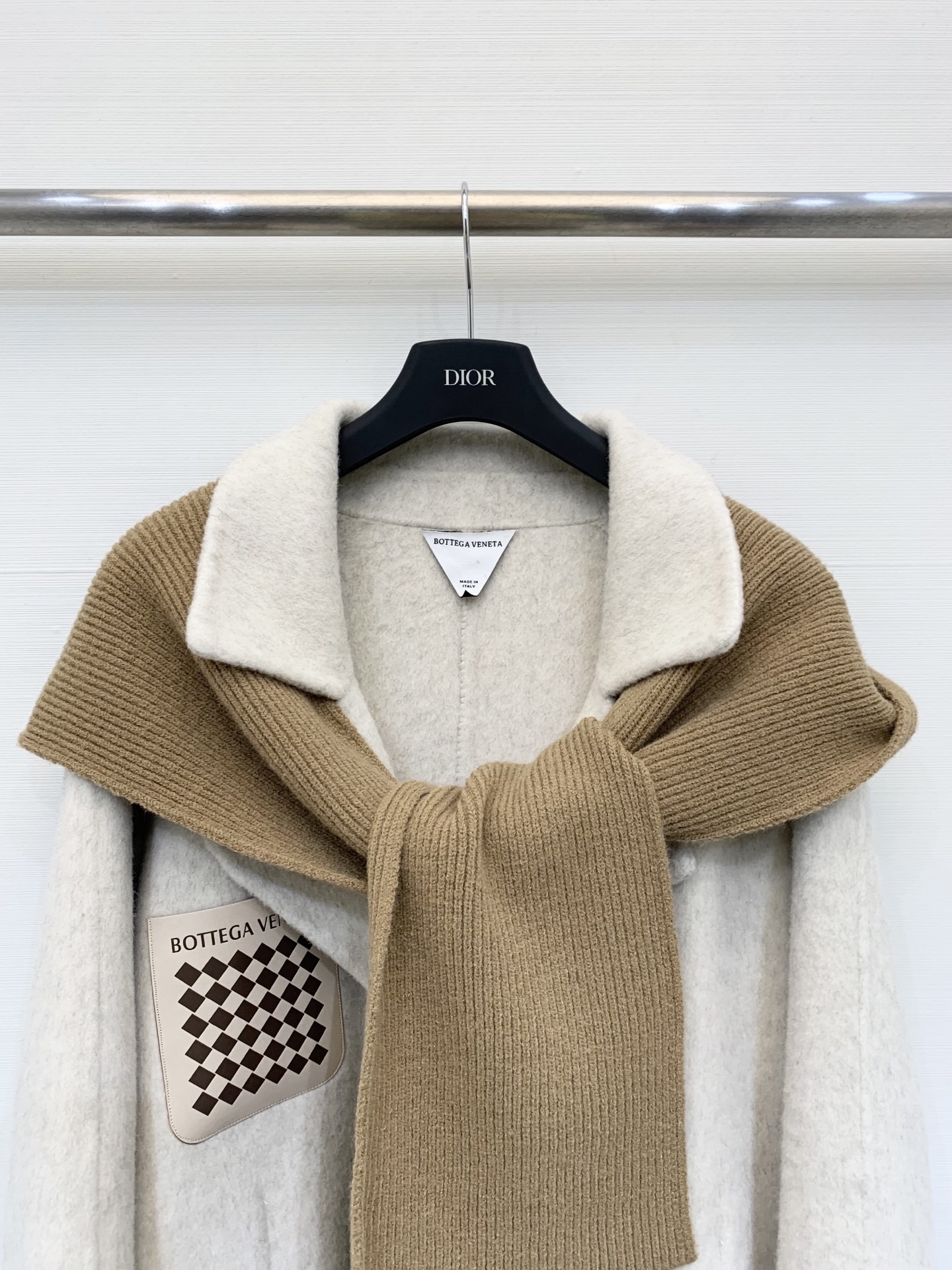 BV 25秋冬新款 围巾帽双面羊驼毛大衣🆕 胸前拼皮口袋点缀 可拆卸针织围巾帽 氛围感十足 背后金属腰带