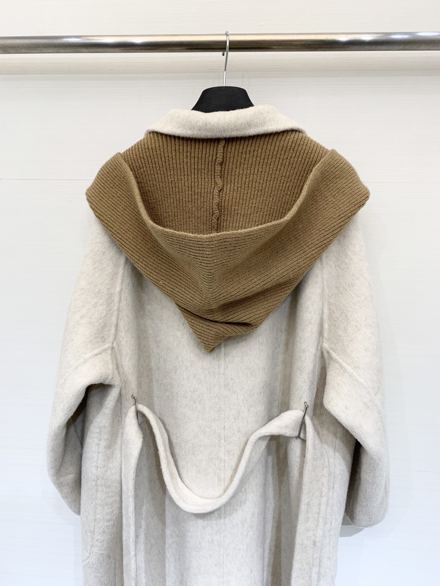 BV 25秋冬新款 围巾帽双面羊驼毛大衣🆕 胸前拼皮口袋点缀 可拆卸针织围巾帽 氛围感十足 背后金属腰带