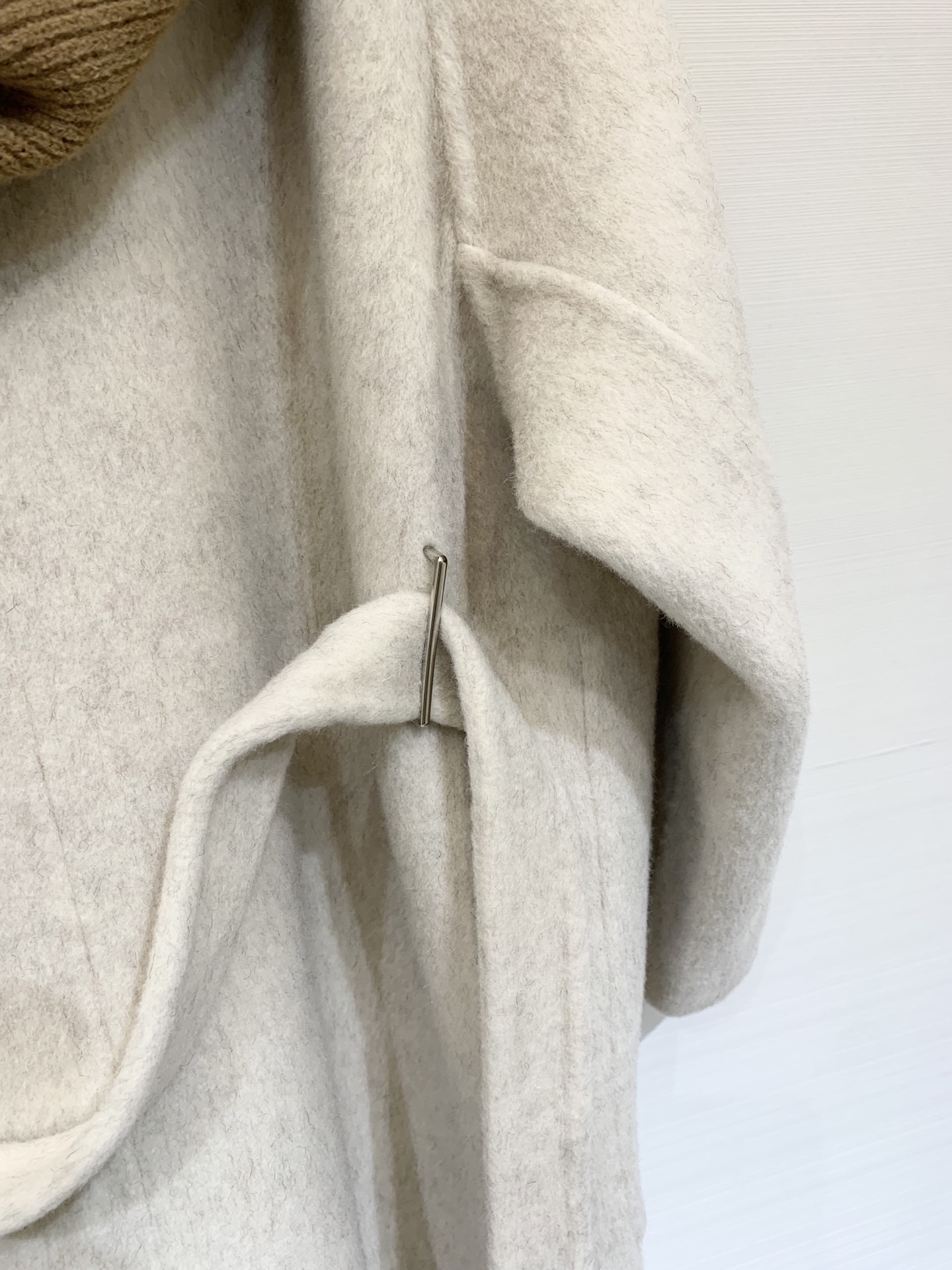 BV 25秋冬新款 围巾帽双面羊驼毛大衣🆕 胸前拼皮口袋点缀 可拆卸针织围巾帽 氛围感十足 背后金属腰带