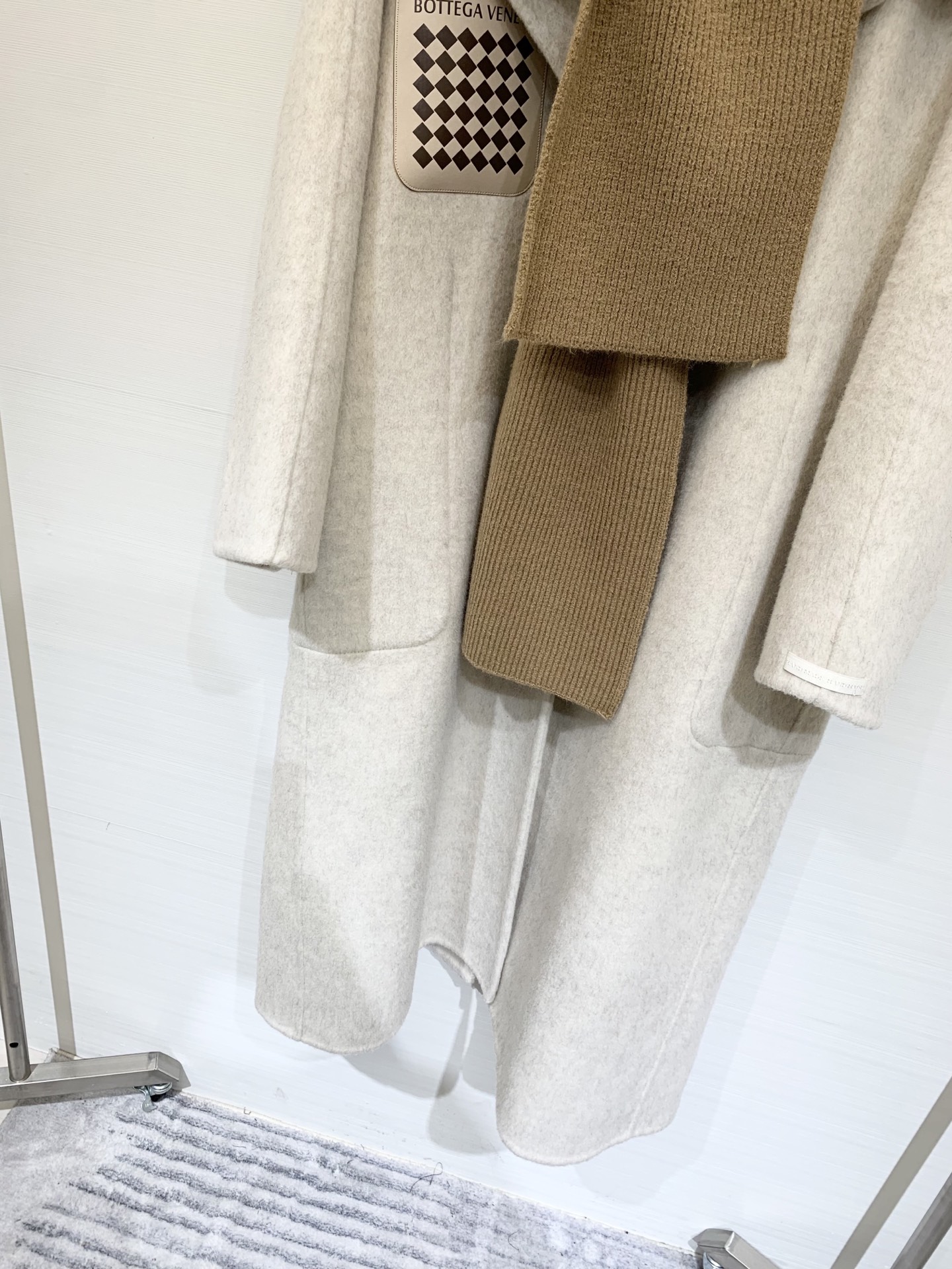 BV 25秋冬新款 围巾帽双面羊驼毛大衣🆕 胸前拼皮口袋点缀 可拆卸针织围巾帽 氛围感十足 背后金属腰带